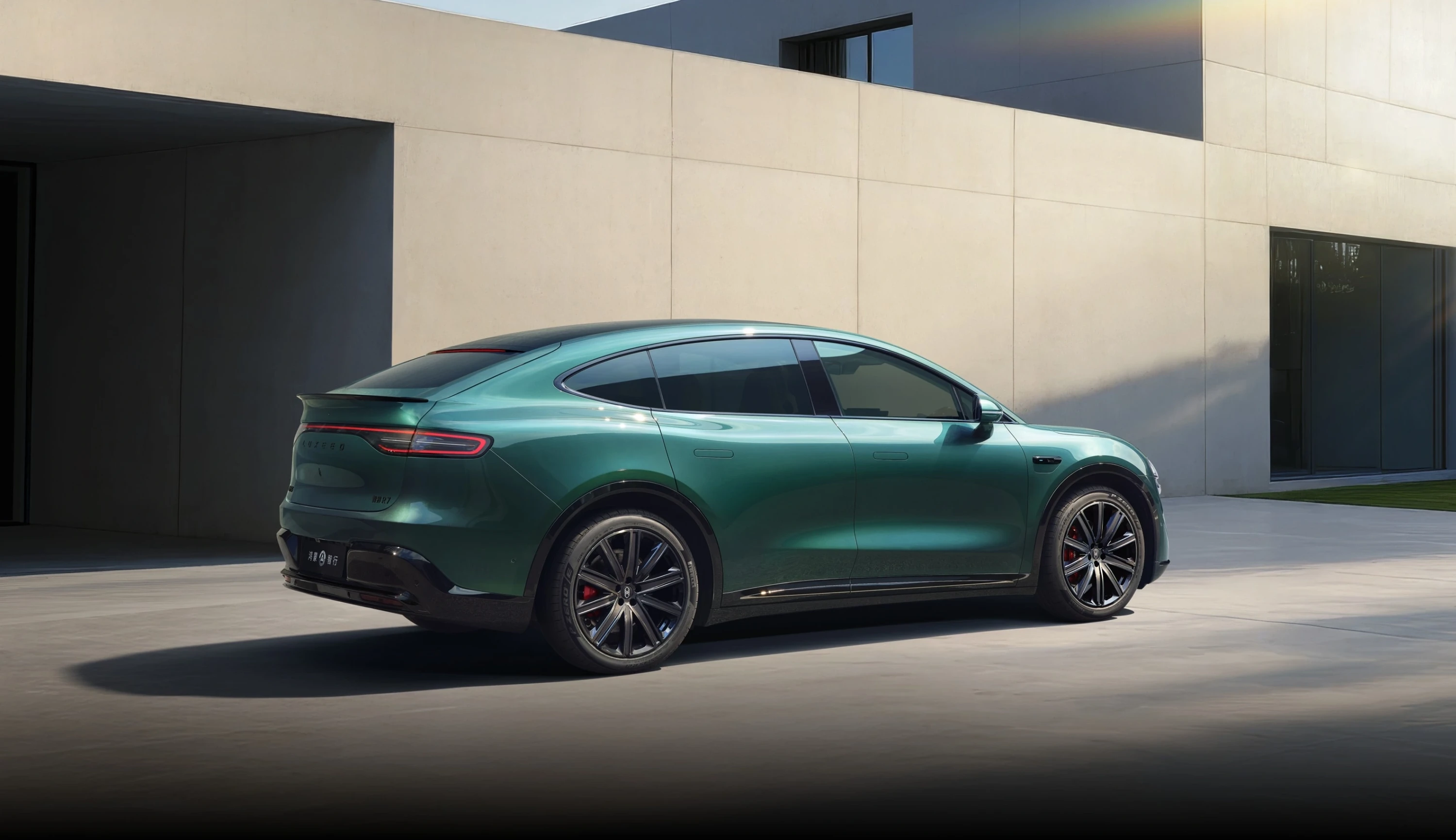 Luxeed R7 AWD 100 kWh exterior view