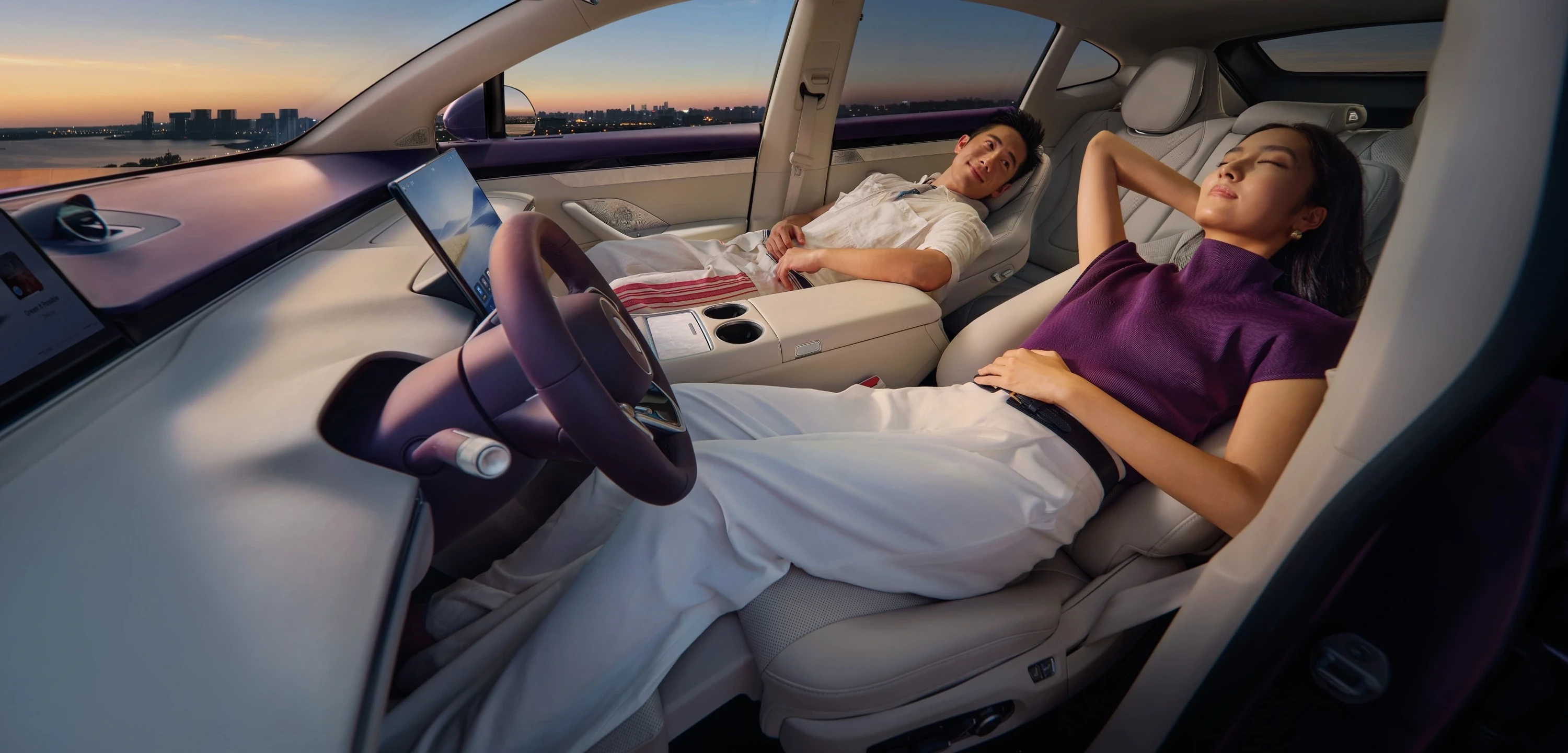 Luxeed R7 RWD 100 kWh frontseats view