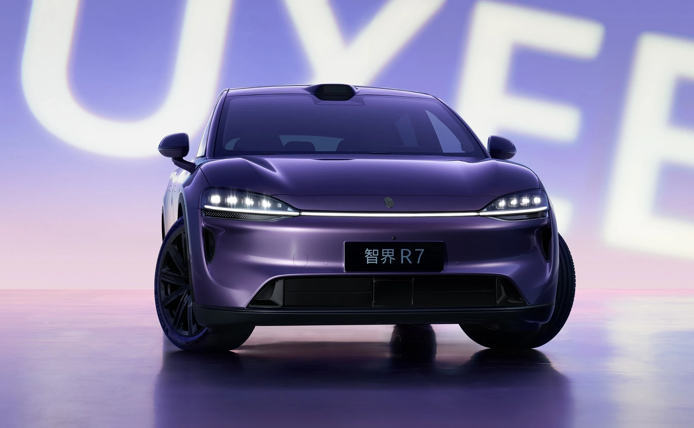 Luxeed R7 RWD 82 kWh headlights view