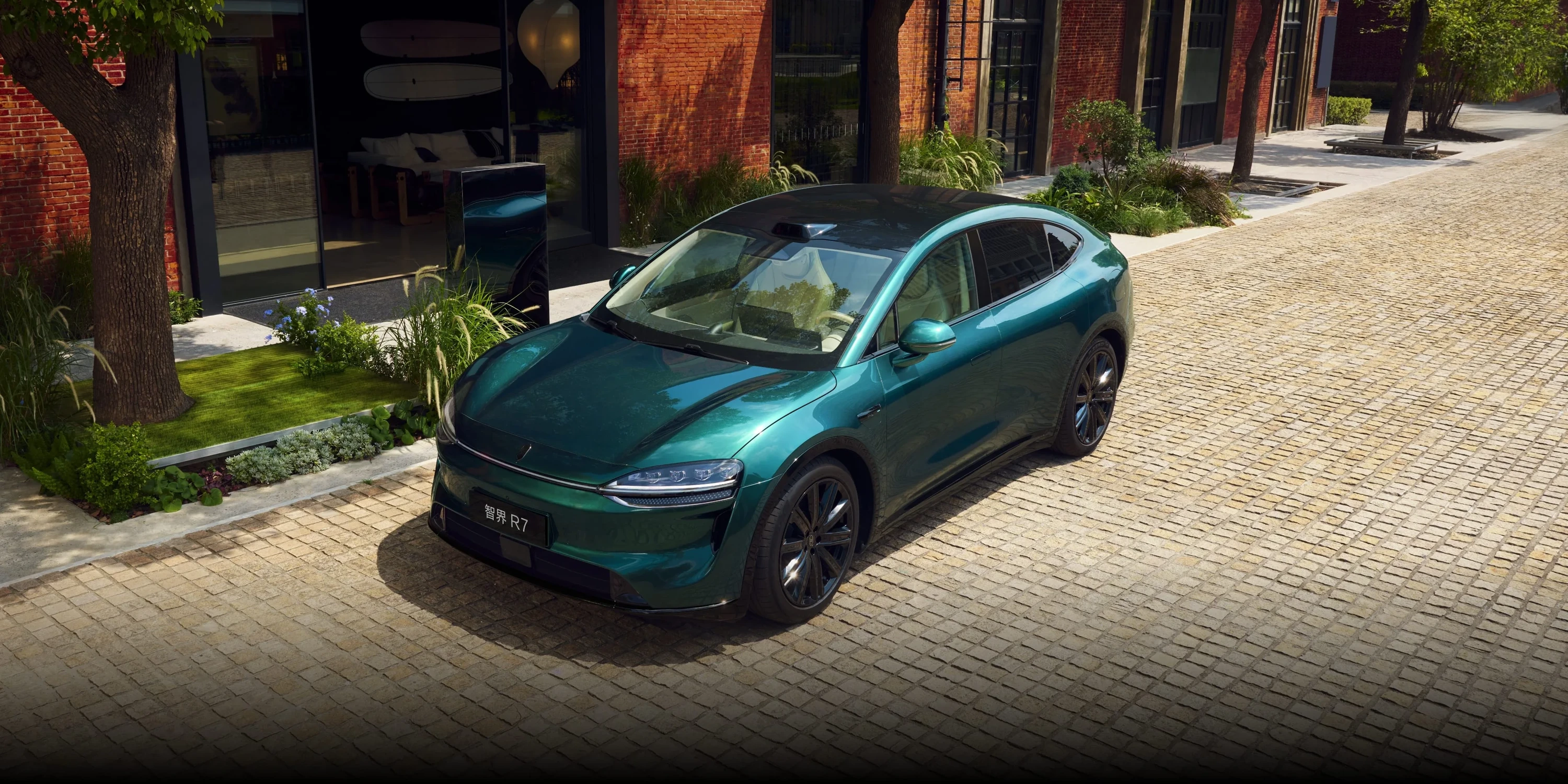 Luxeed R7 RWD 82 kWh exterior view