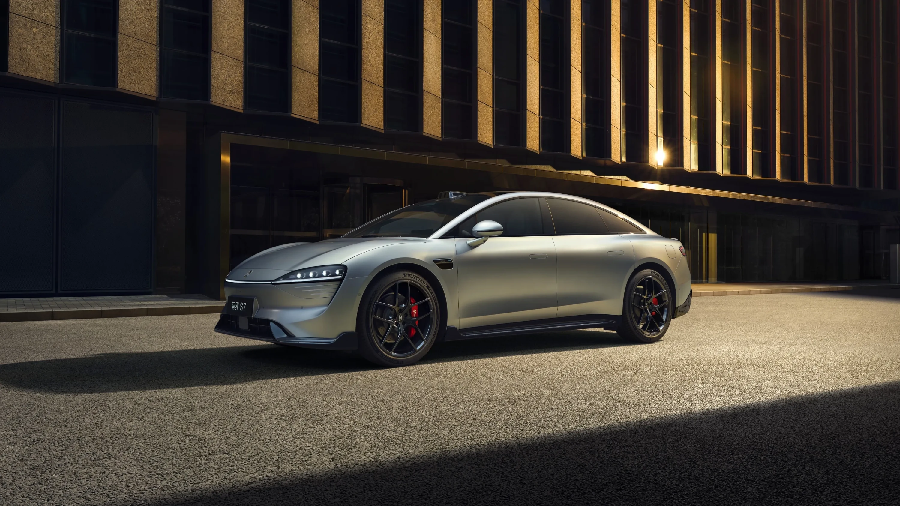 Luxeed S7 AWD 100 kWh exterior view