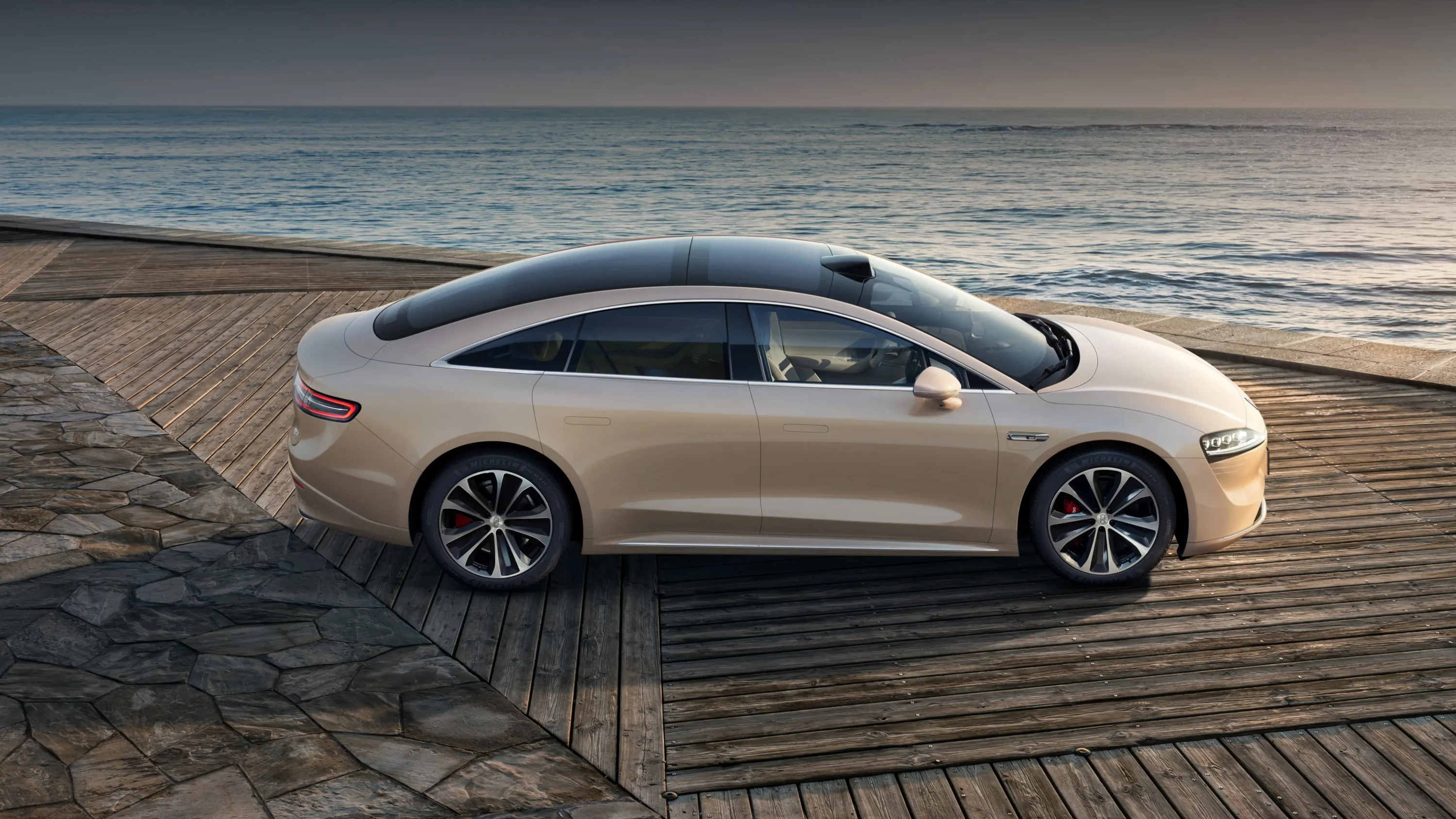 Luxeed S7 AWD 100 kWh exterior view