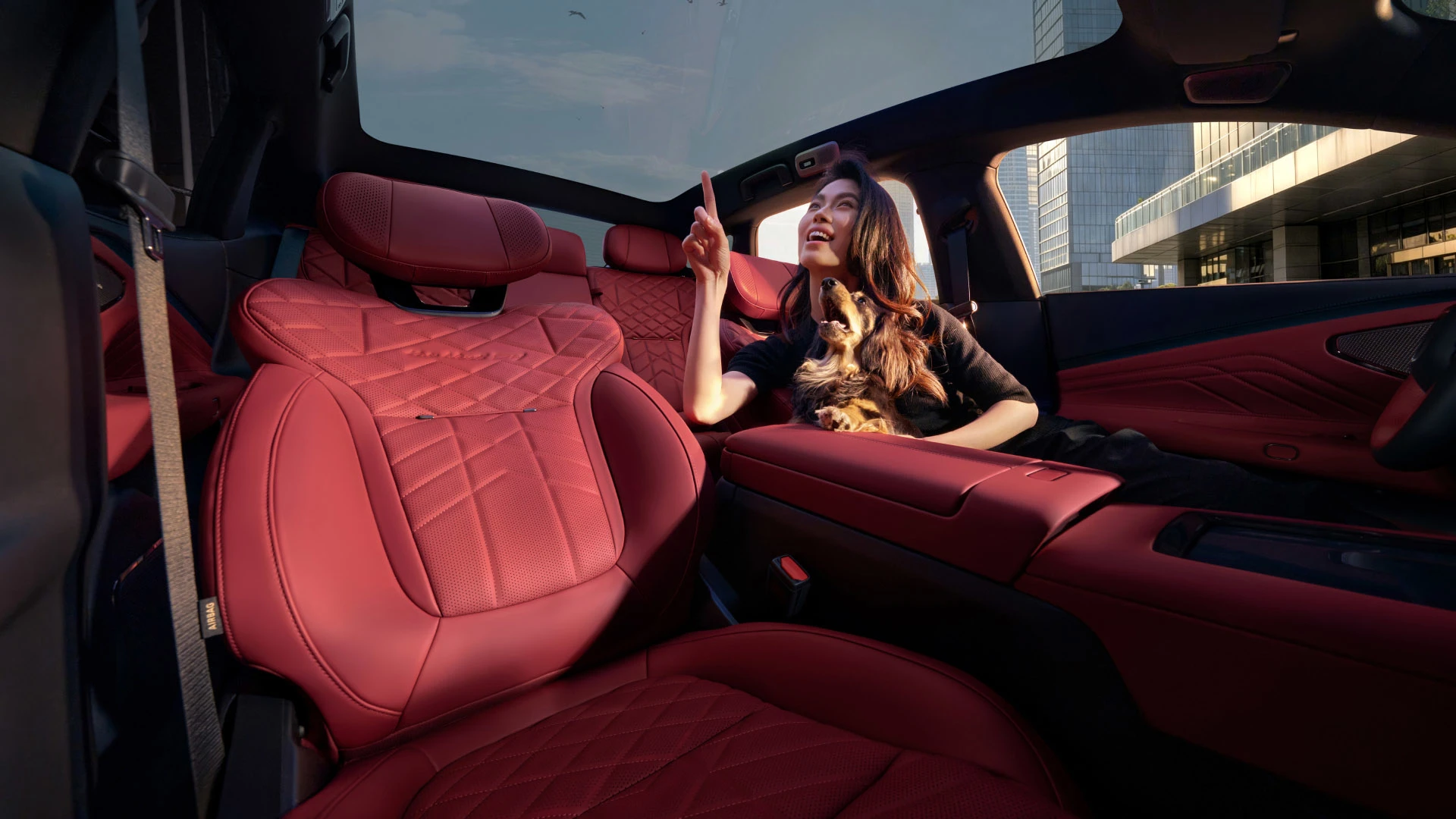 Lynk & Co 10 77 kWh RWD frontseats view