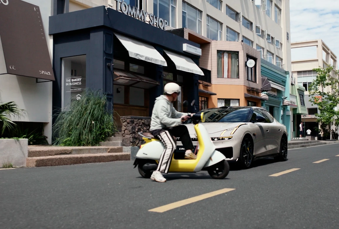 Lynk & Co 10 95 kWh RWD lifestyle view
