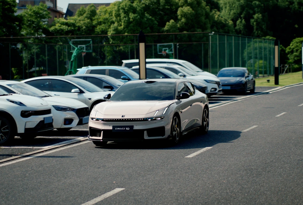 Lynk & Co 10+ 77 kWh AWD exterior view