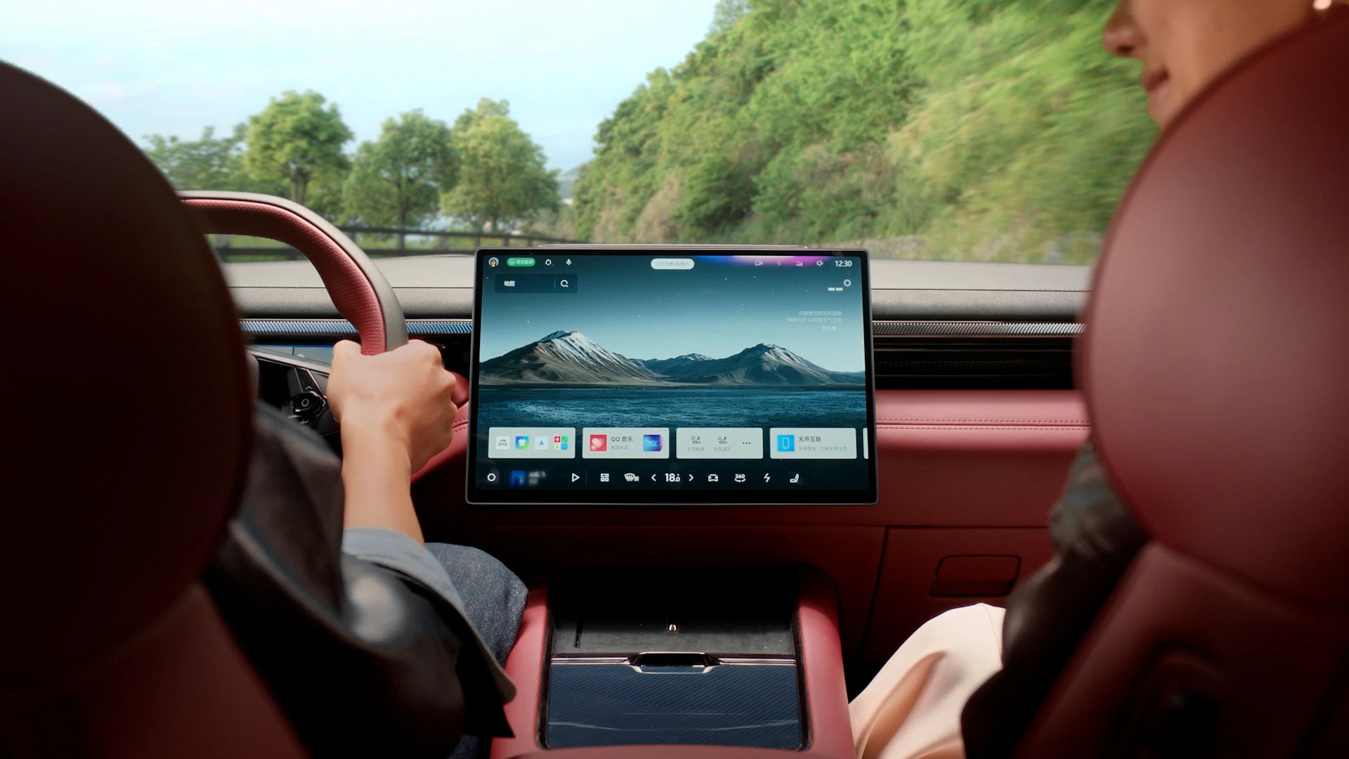 Lynk & Co 10+ 77 kWh AWD screens view