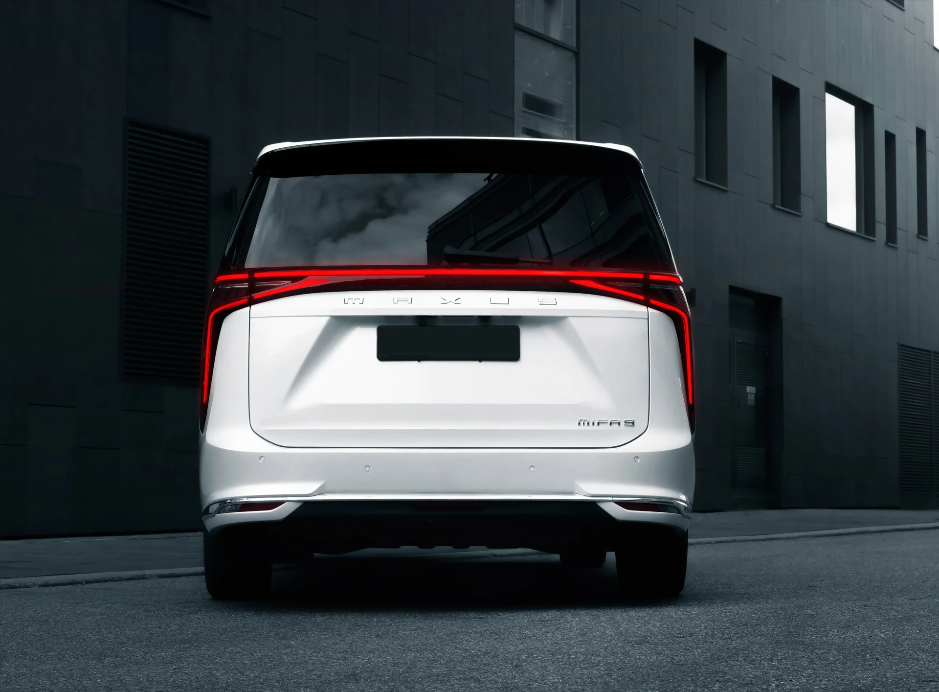 Maxus MIFA 9 90 kWh exterior view