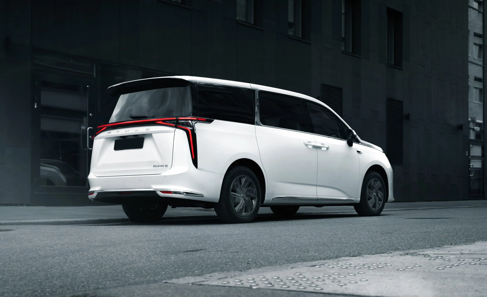 Maxus MIFA 9 90 kWh exterior view