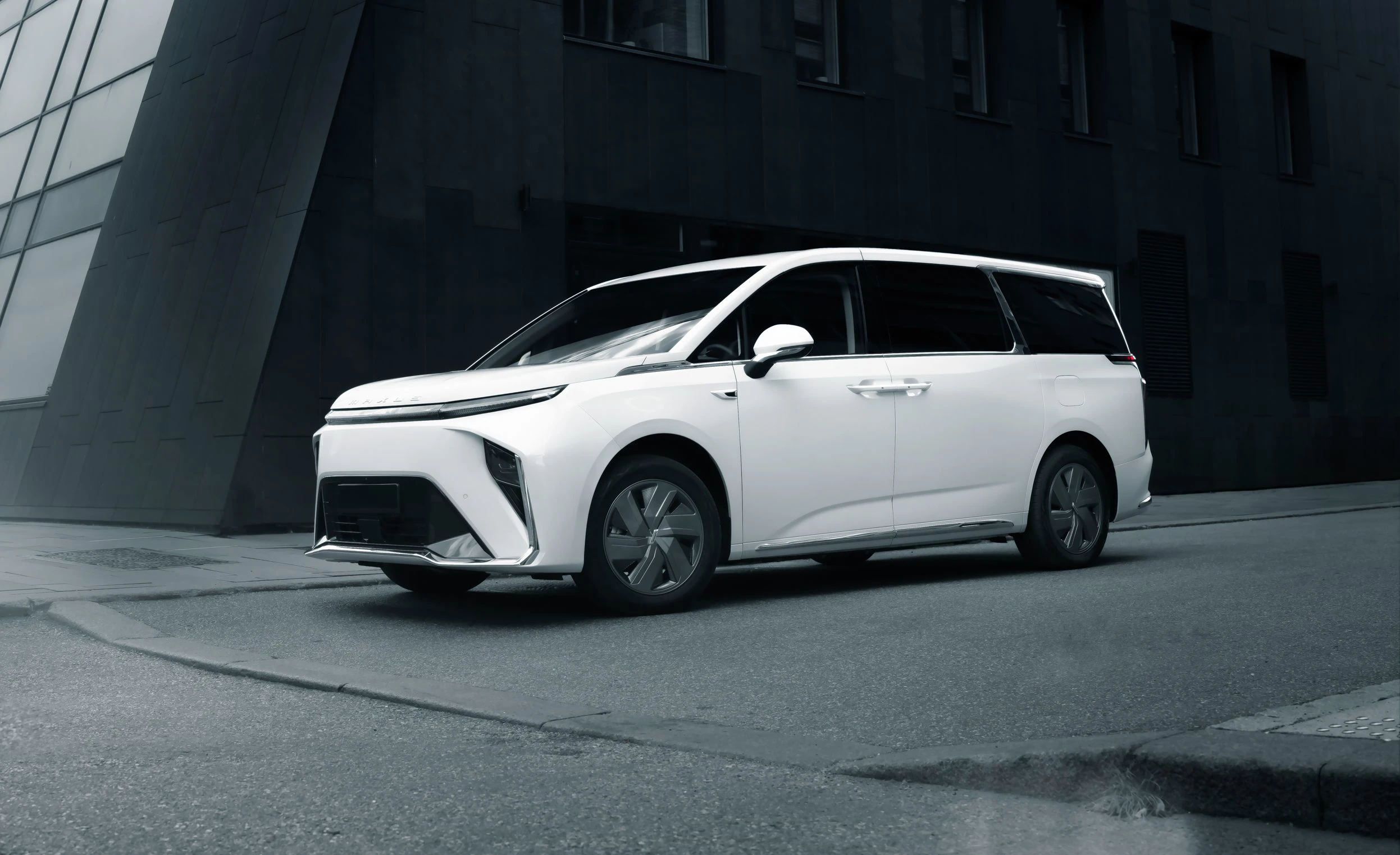 Maxus MIFA 9 90 kWh exterior view