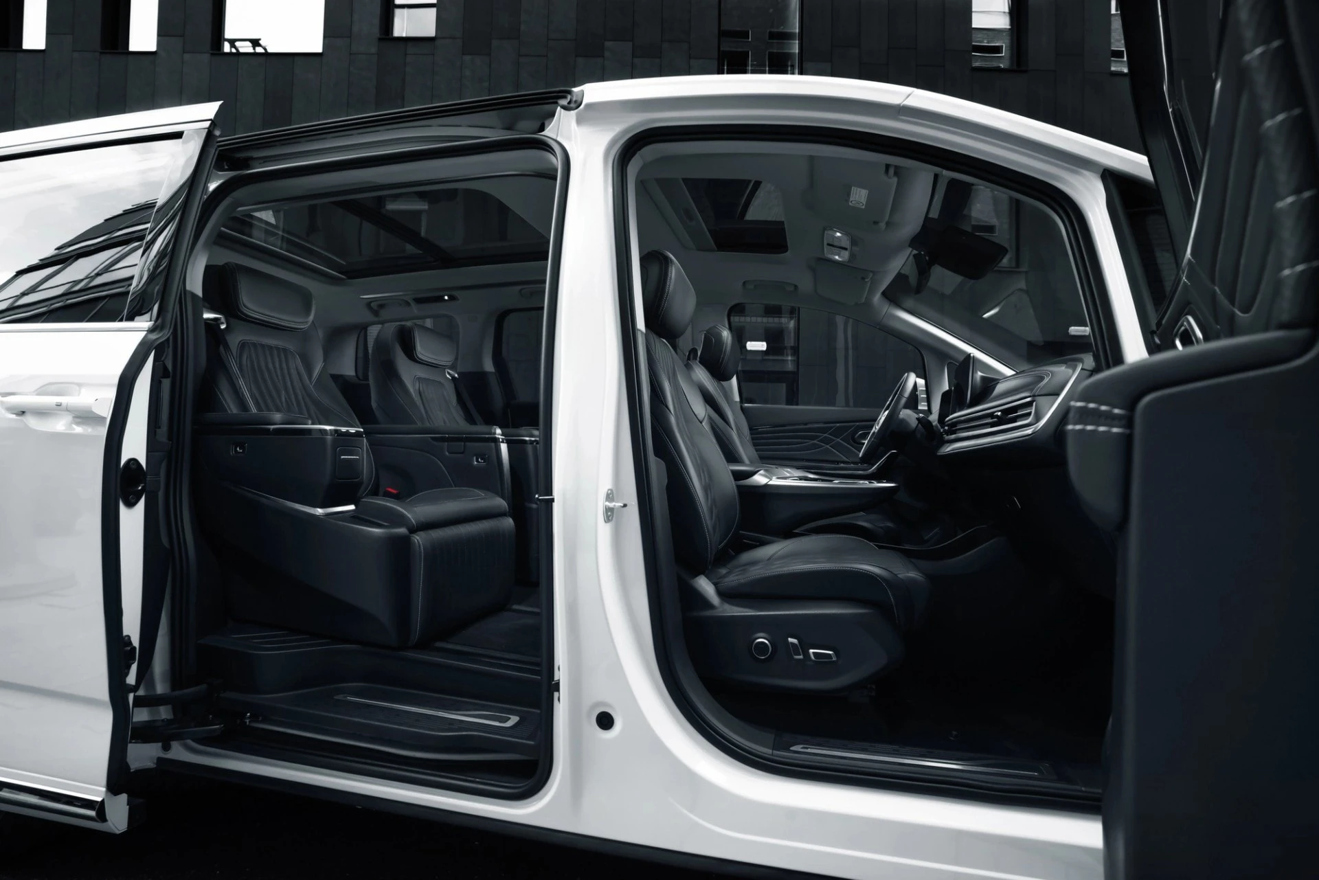Maxus MIFA 9 90 kWh door view