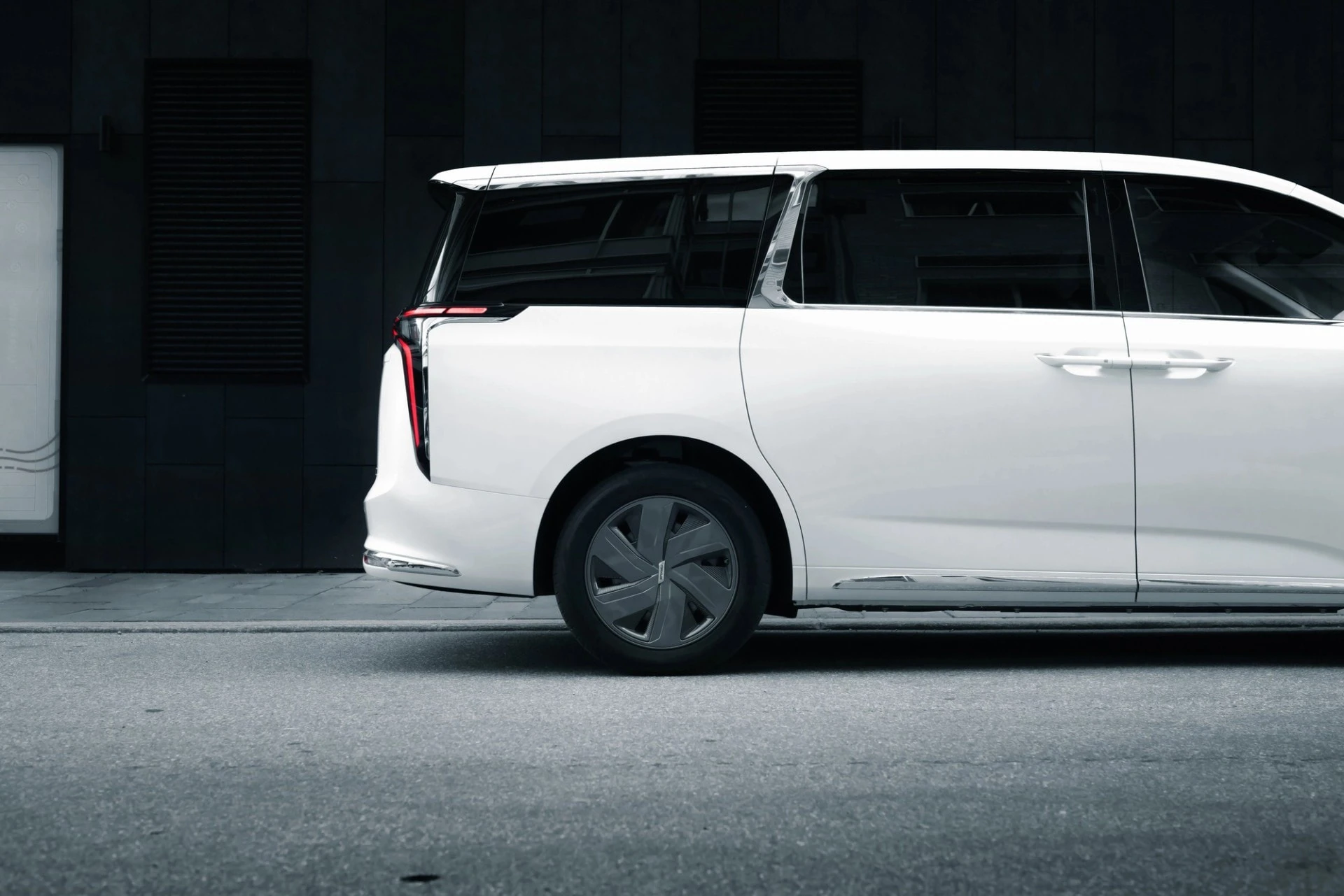 Maxus MIFA 9 90 kWh exterior view