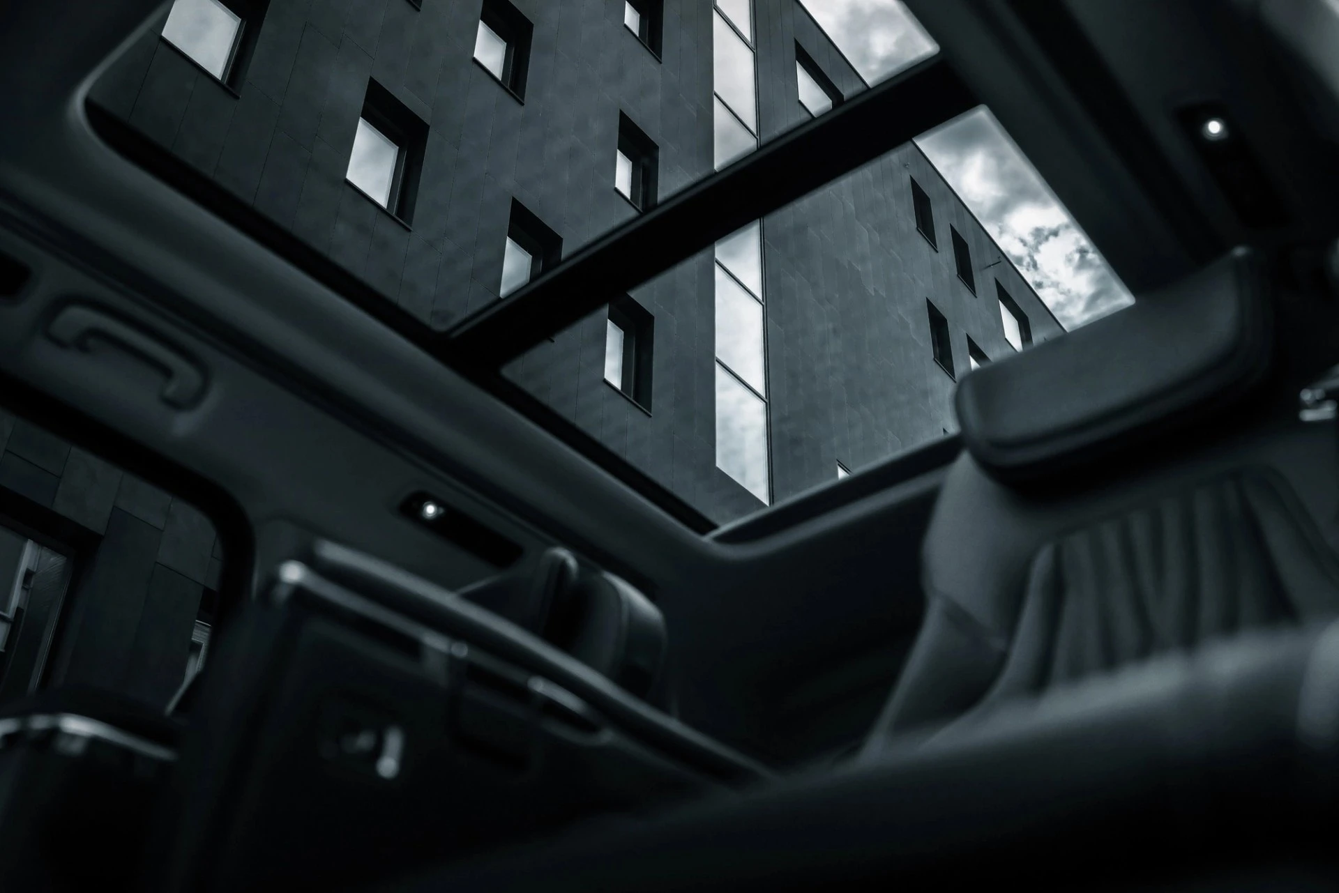 Maxus MIFA 9 90 kWh roof view