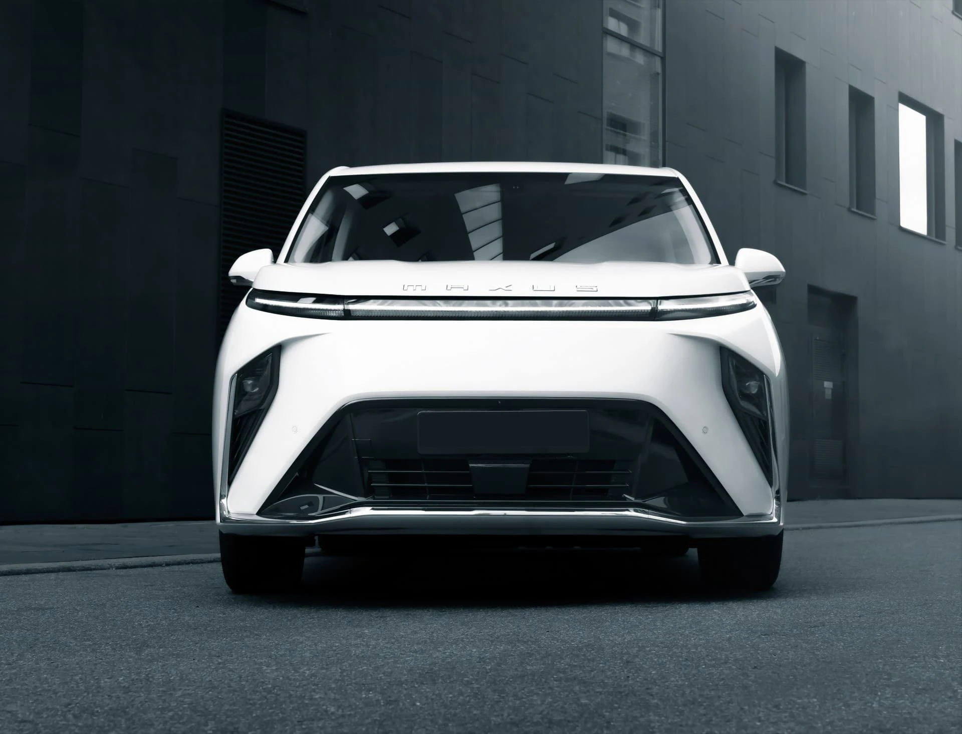 Maxus MIFA 9 90 kWh exterior view