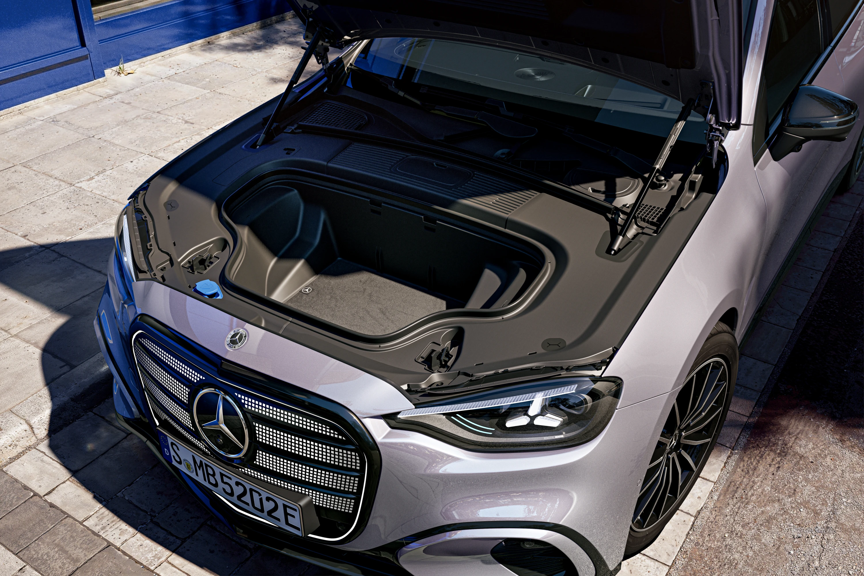 Mercedes C 400 4MATIC electric frunk view