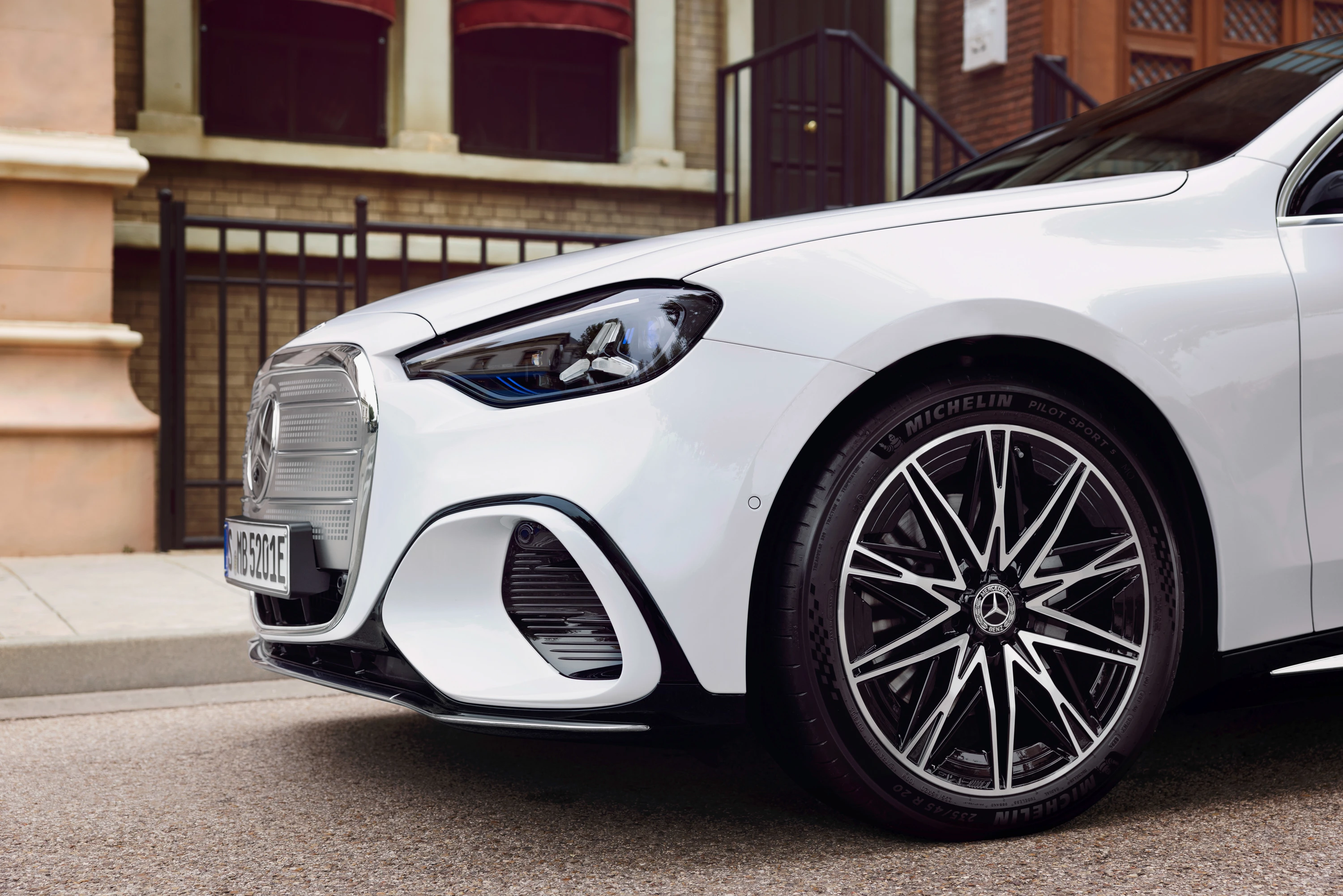 Mercedes C 400 4MATIC electric wheels view
