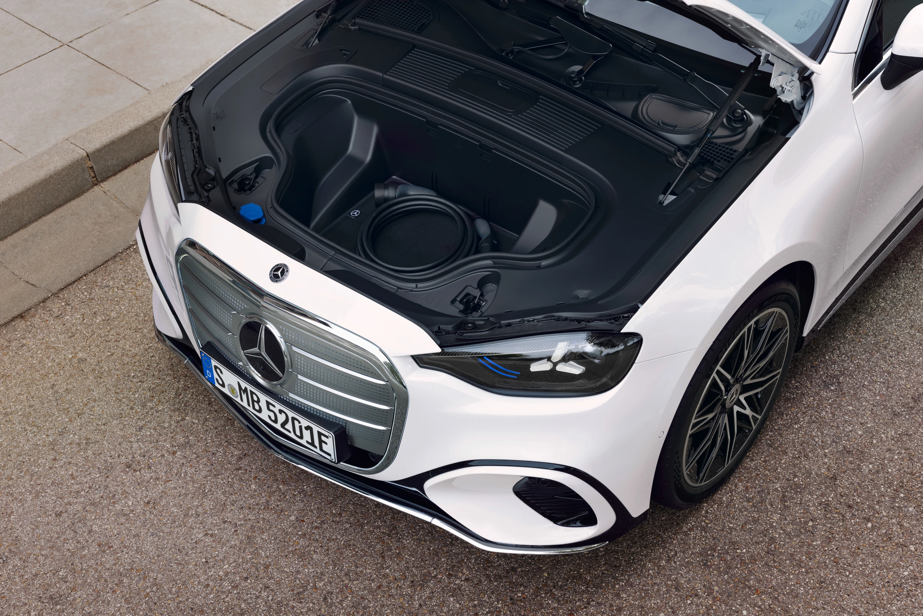 Mercedes C 400 4MATIC electric frunk view