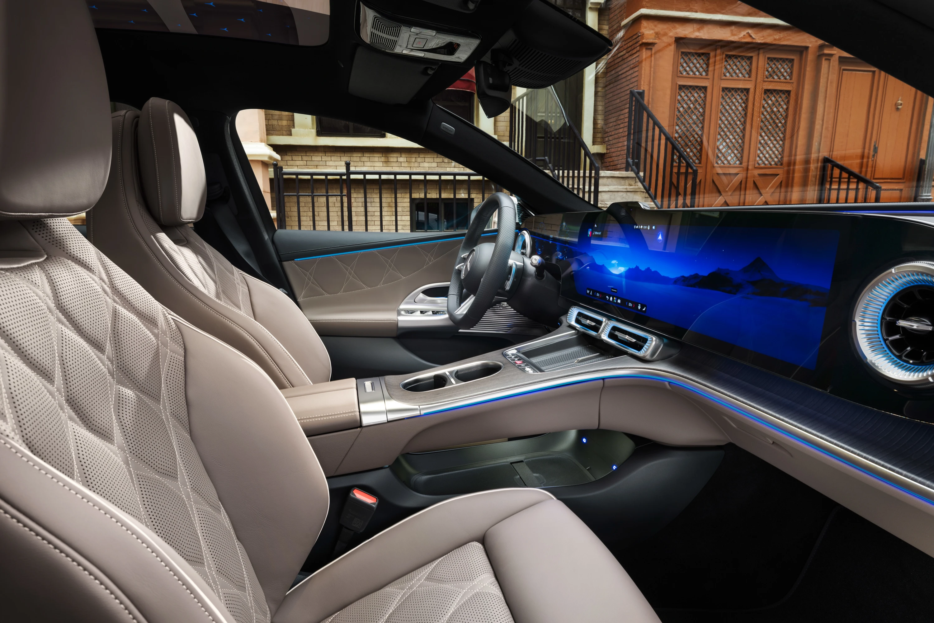 Mercedes C 400 4MATIC electric frontseats view
