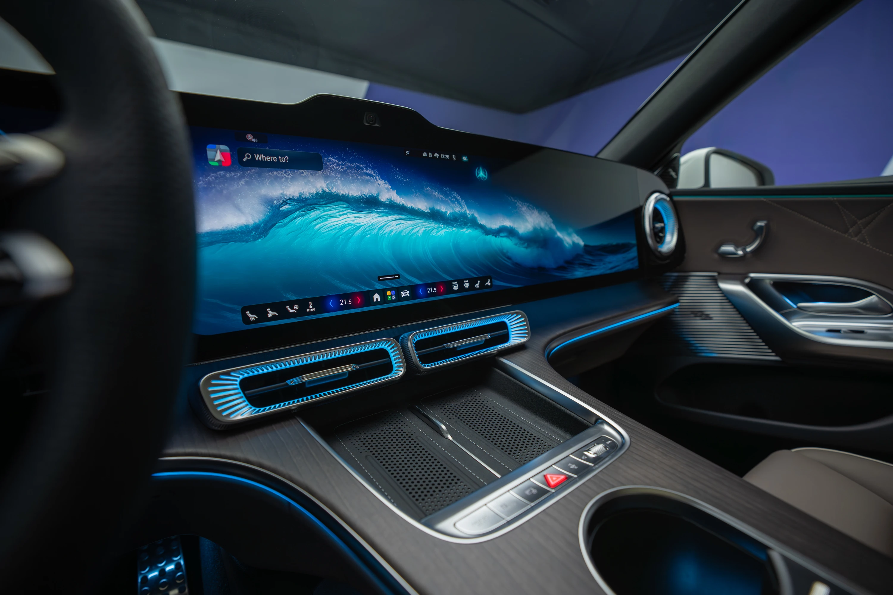 Mercedes C 400 4MATIC electric screens view