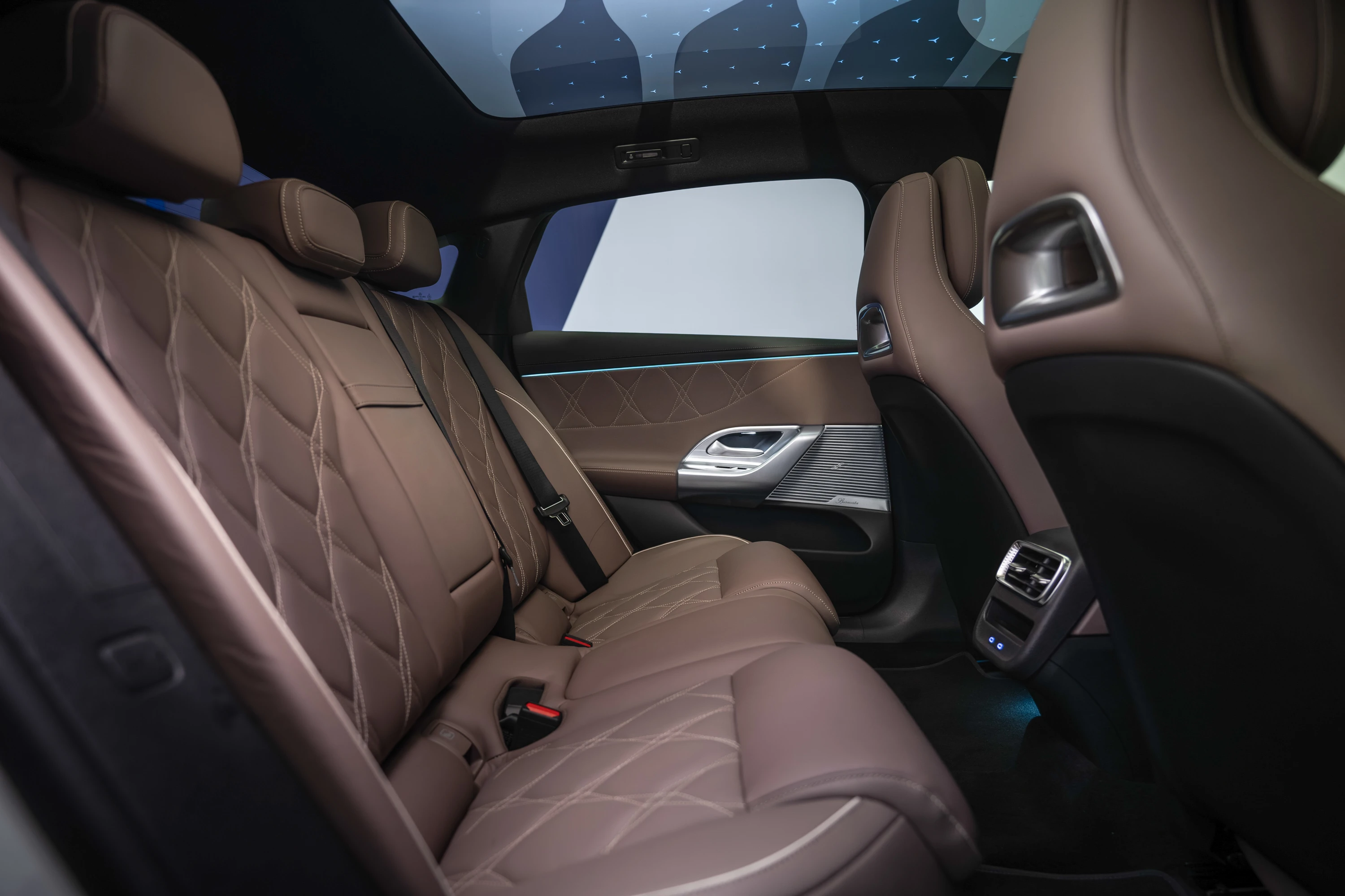 Mercedes C 400 4MATIC electric secondrowseats view