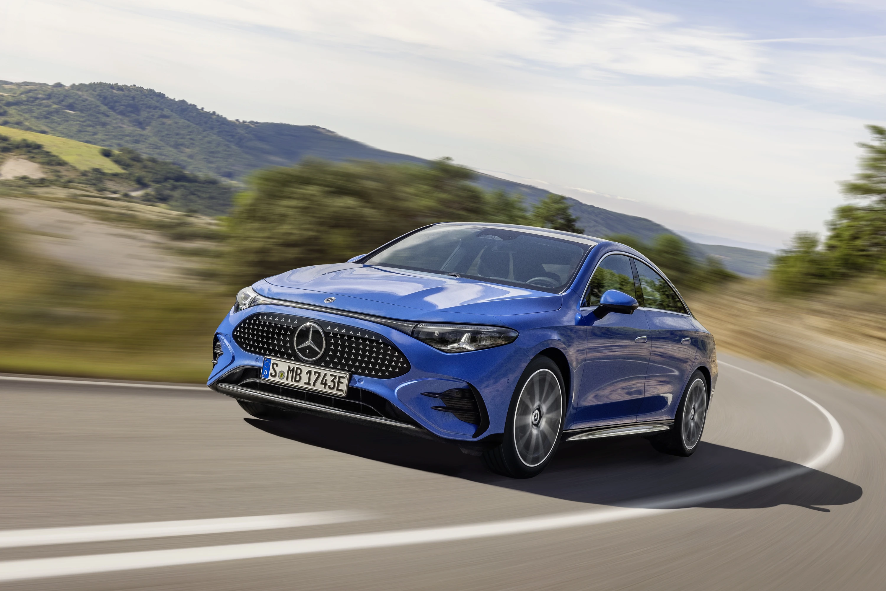 Mercedes CLA 350 4MATIC dynamic view