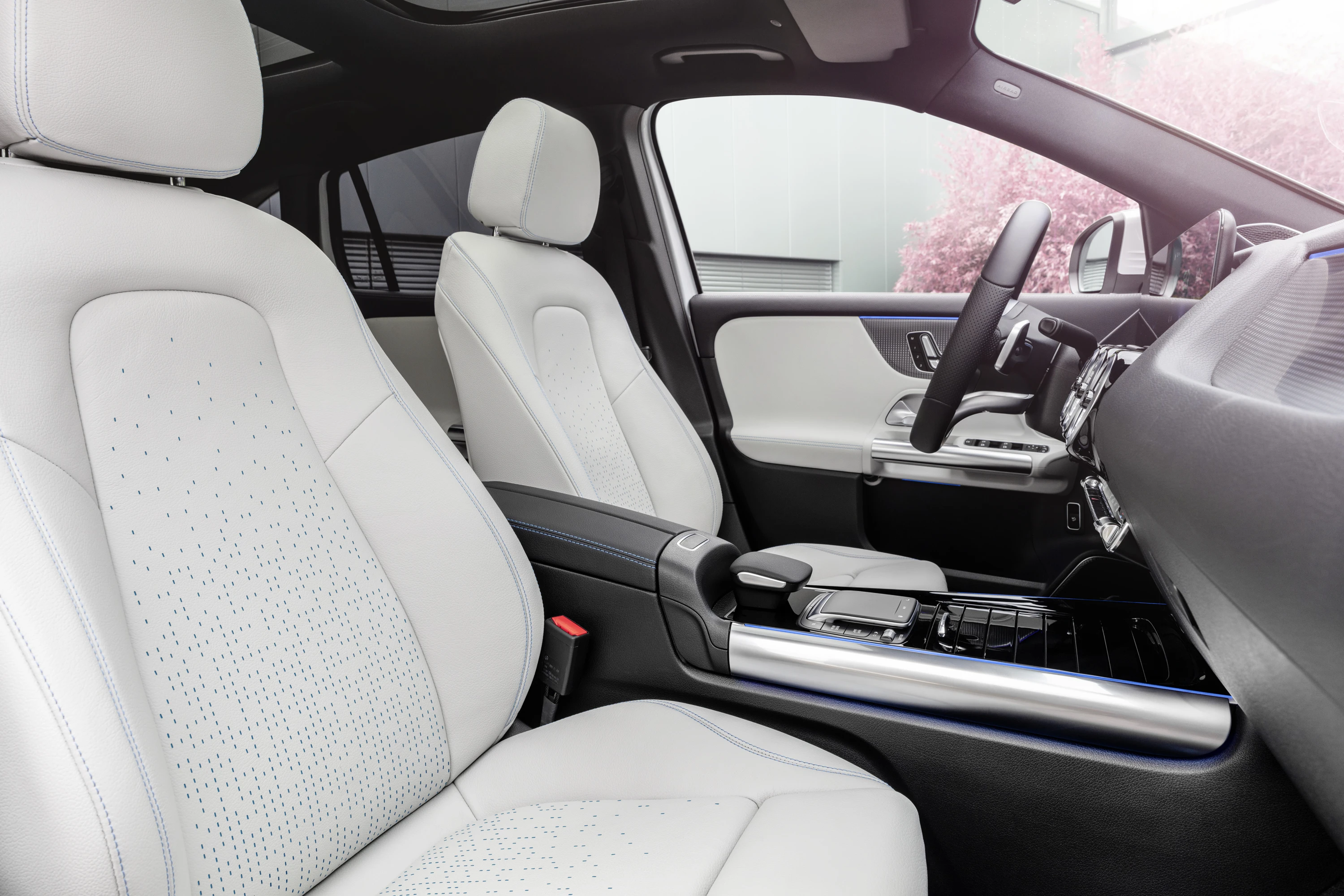 Mercedes-EQ EQA 300 4MATIC frontseats view