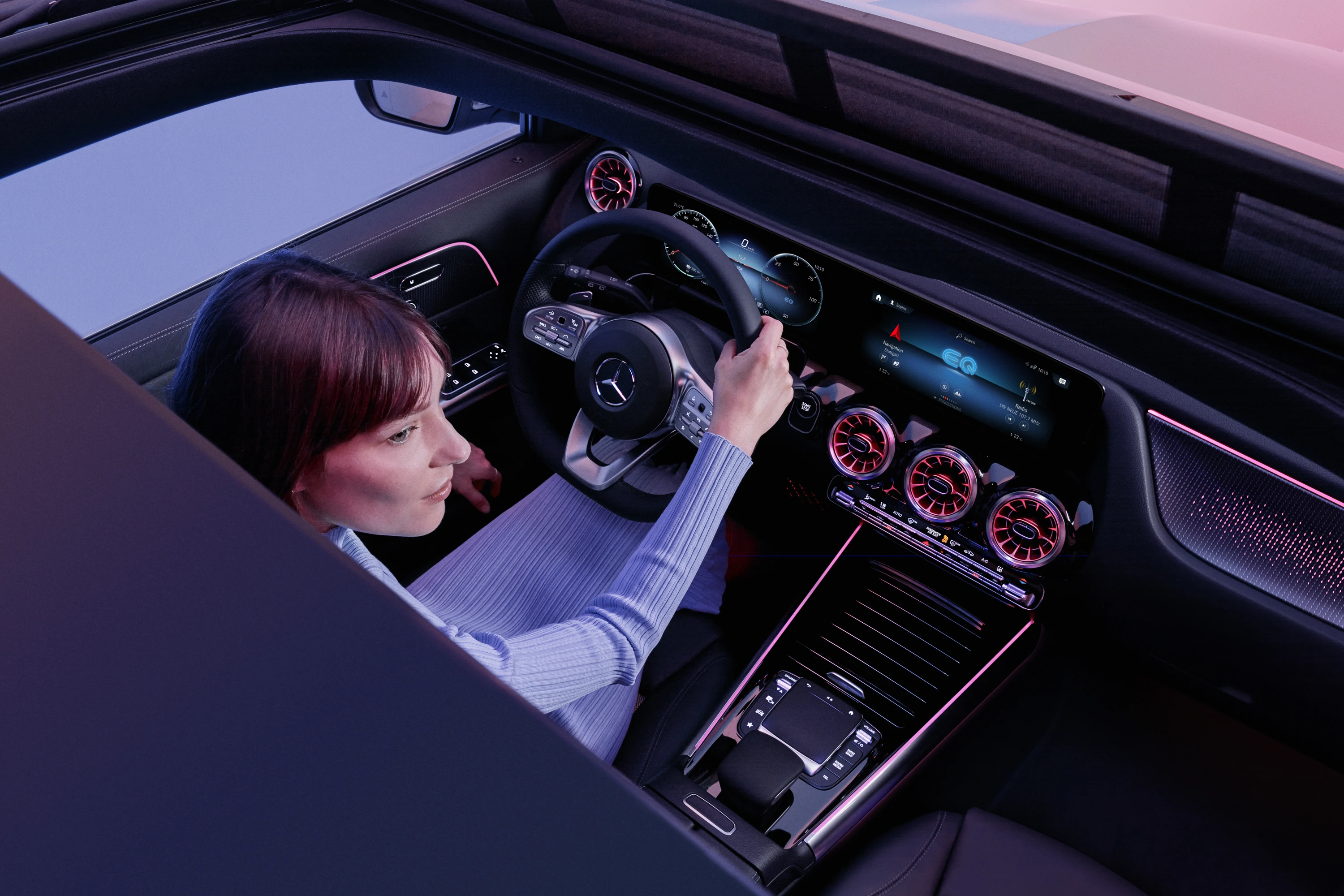 Mercedes-EQ EQA 300 4MATIC screens view