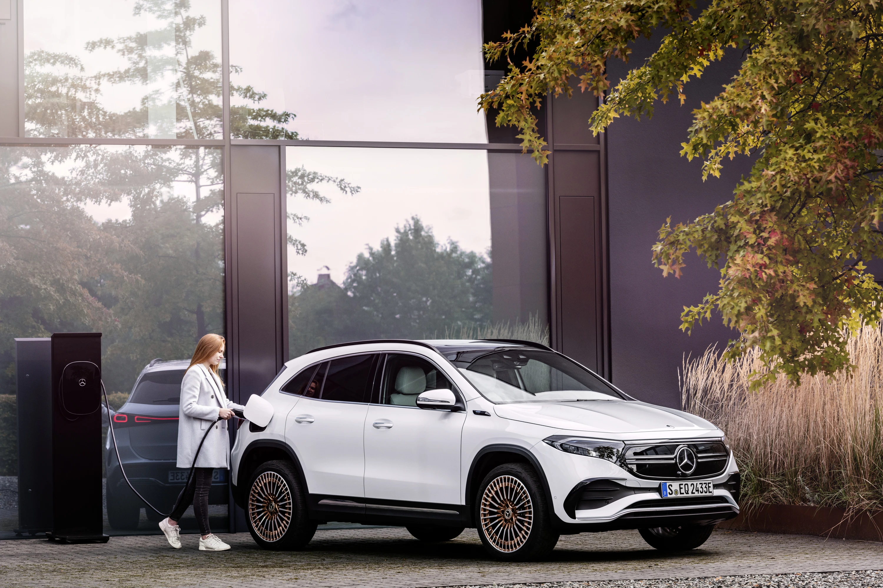 Mercedes-EQ EQA 350 4MATIC charging view