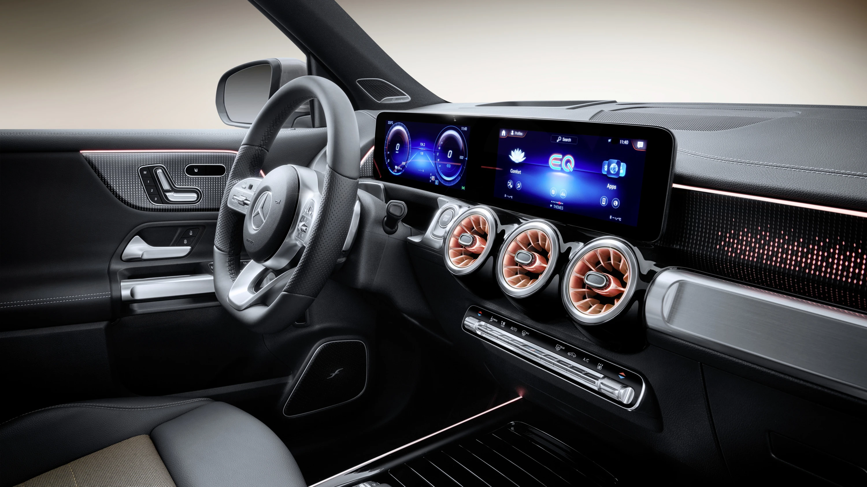 Mercedes-EQ EQB 300 4MATIC screens view