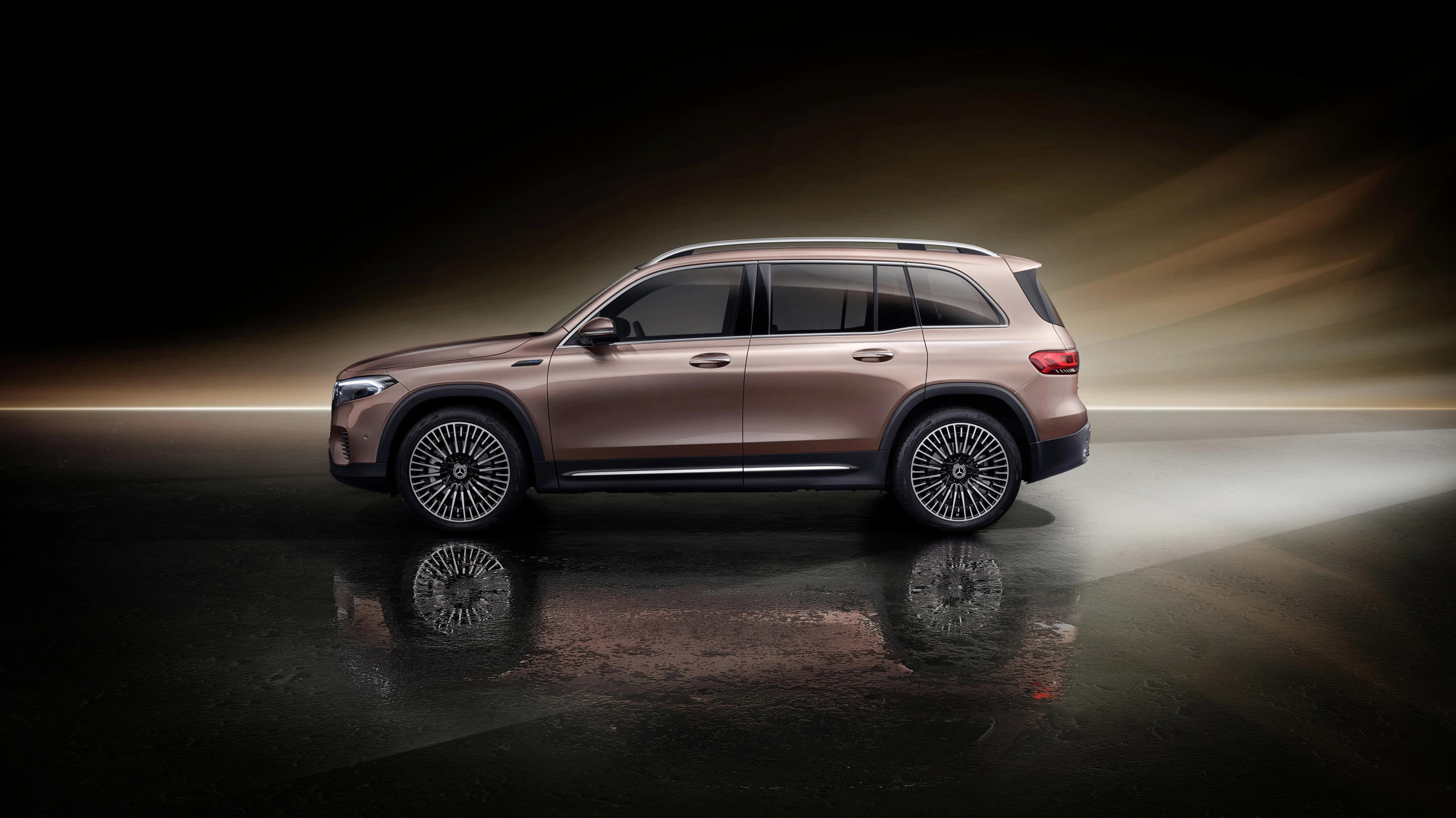 Mercedes-EQ EQB 300 4MATIC exterior view