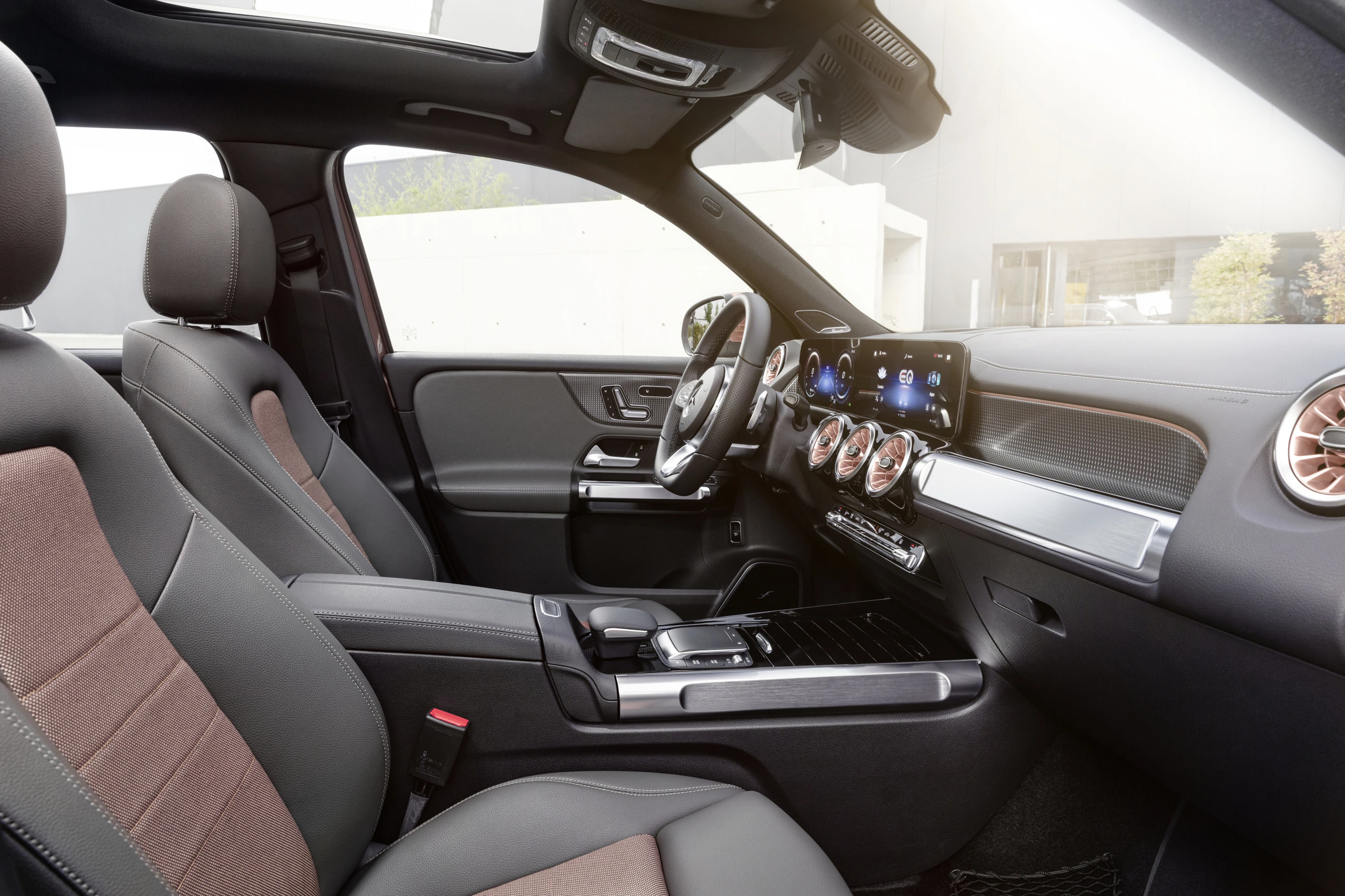 Mercedes-EQ EQB 300 4MATIC frontseats view