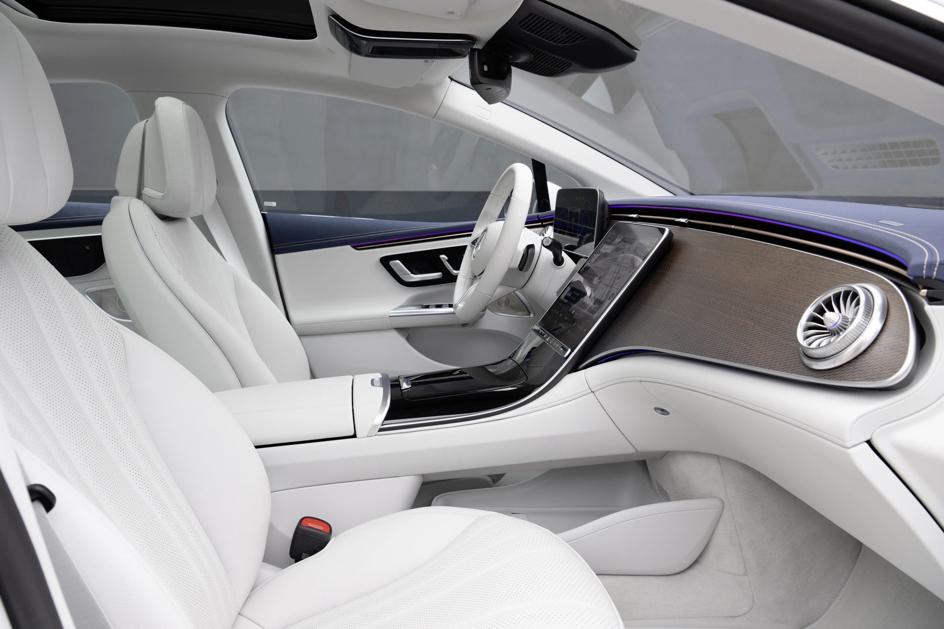 Mercedes-EQ EQE 500 4MATIC frontseats view