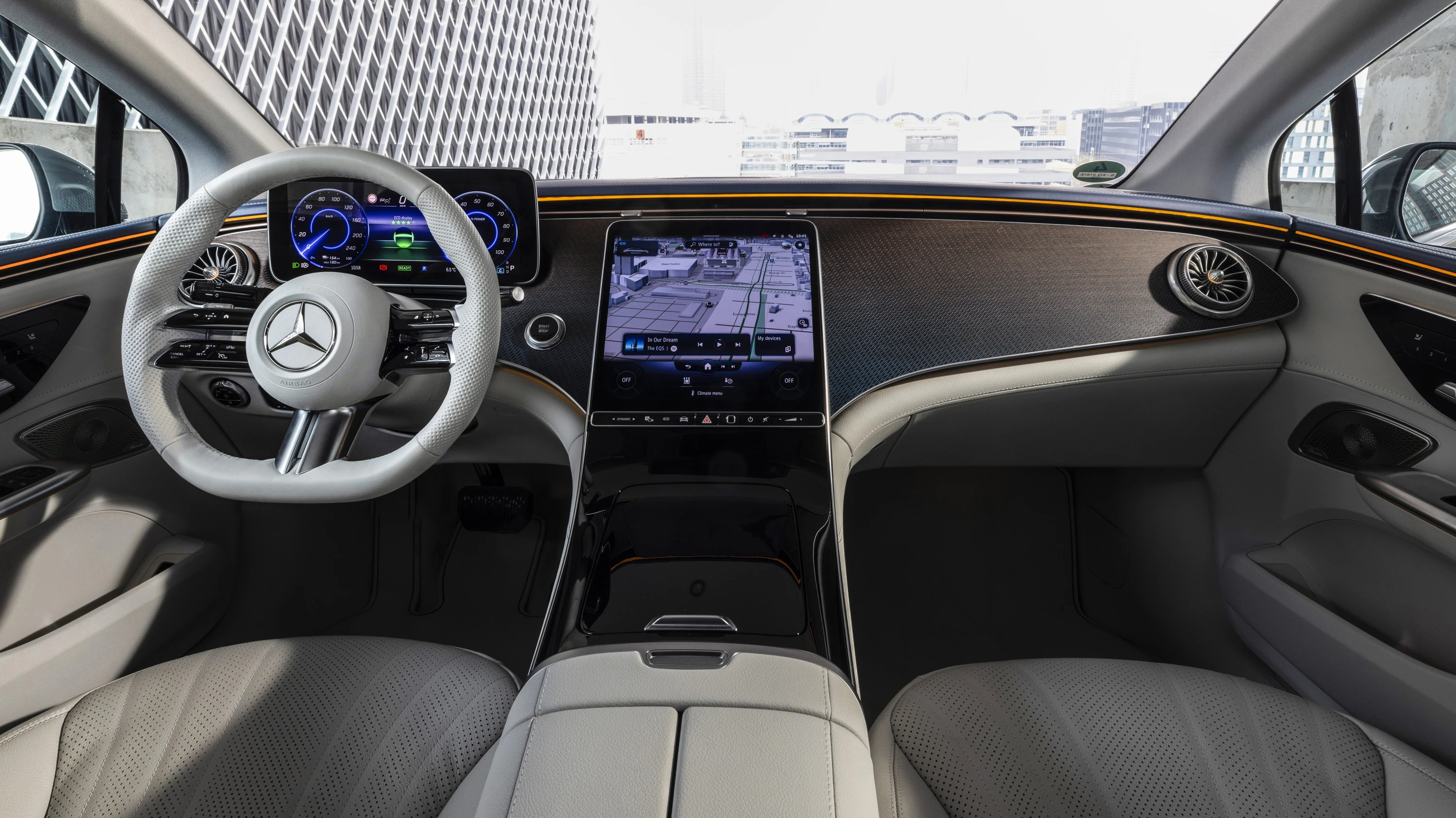 Mercedes-EQ EQE 500 4MATIC screens view