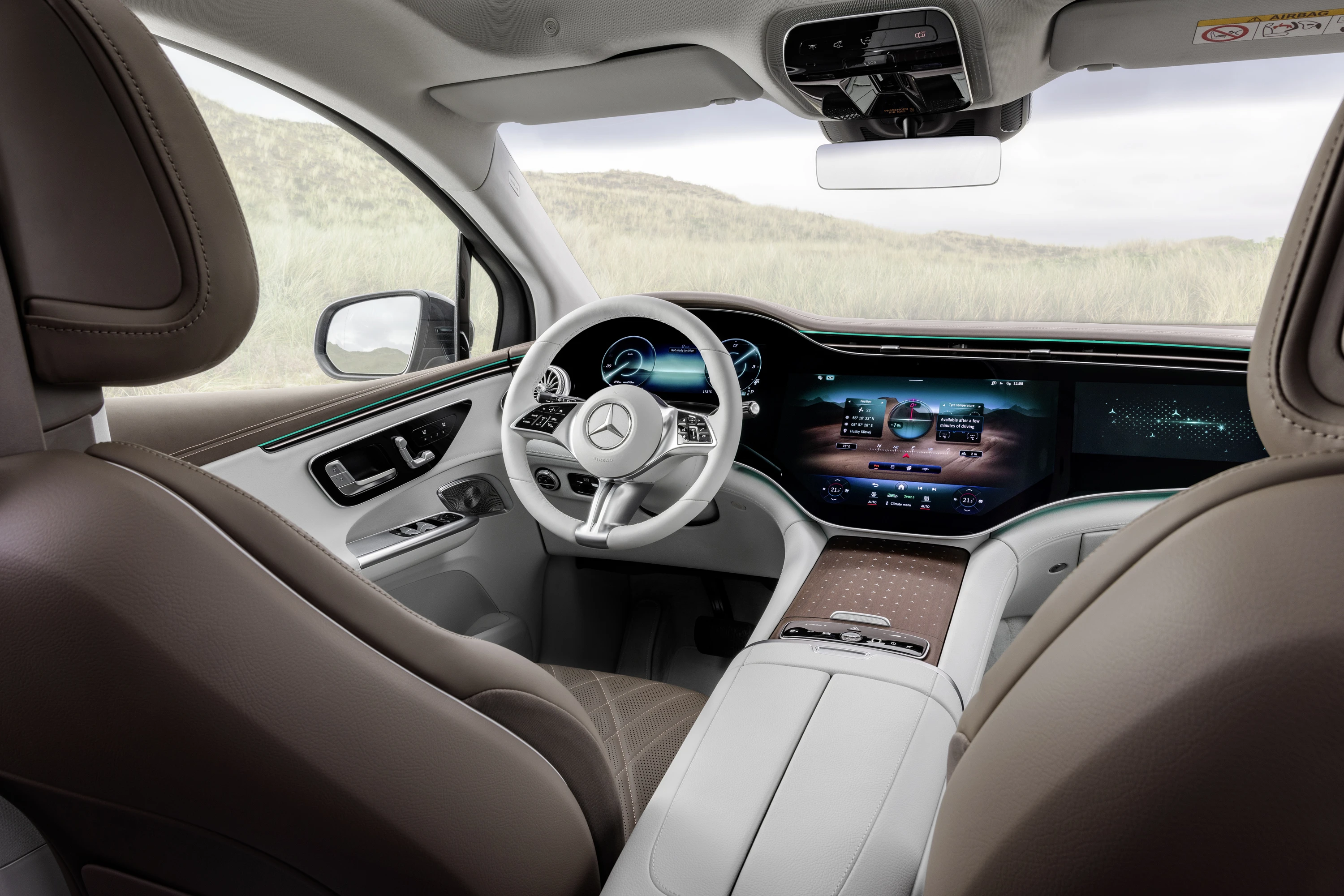 Mercedes-EQ EQE 350 4MATIC SUV screens view
