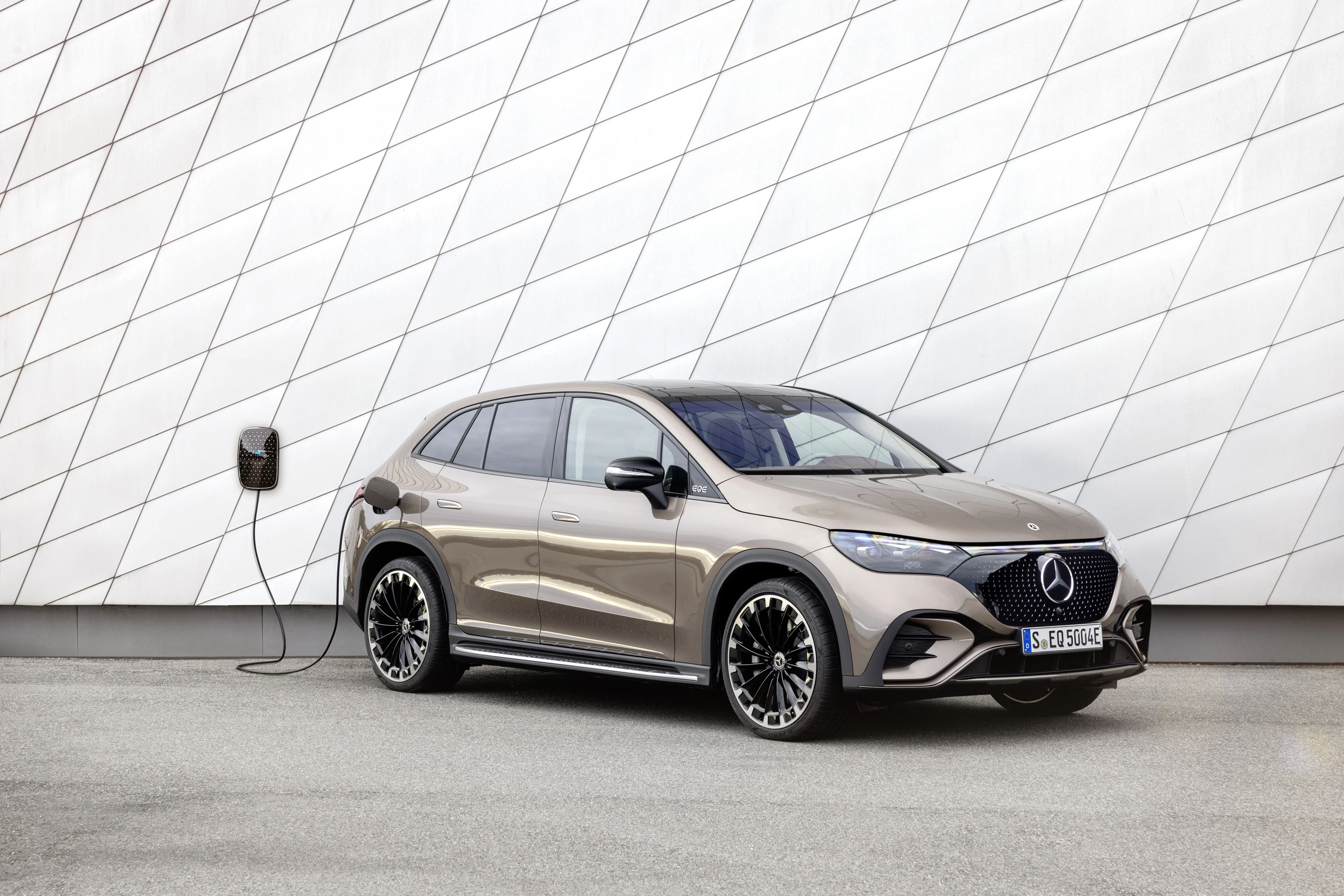 Mercedes-EQ EQE 350 4MATIC SUV charging view
