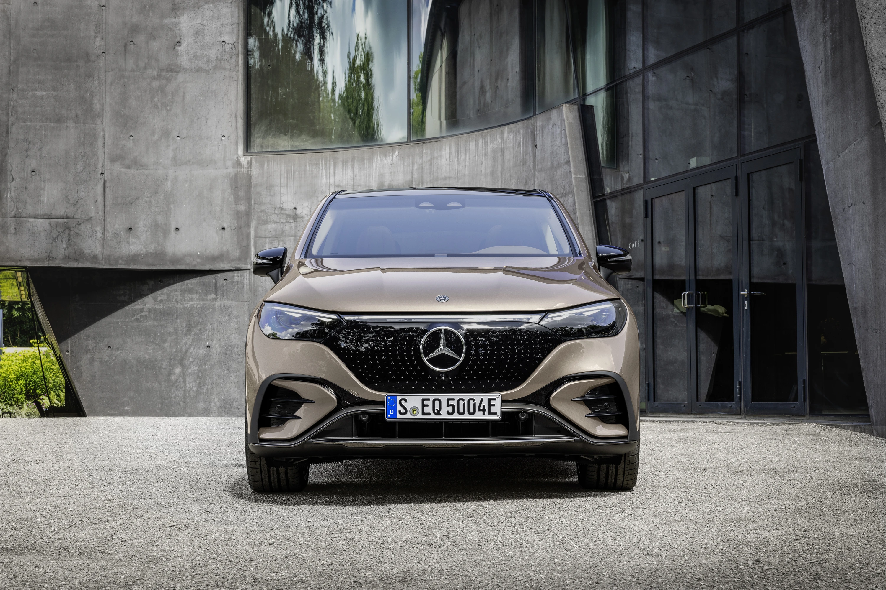 Mercedes-EQ EQE 350 4MATIC SUV exterior view