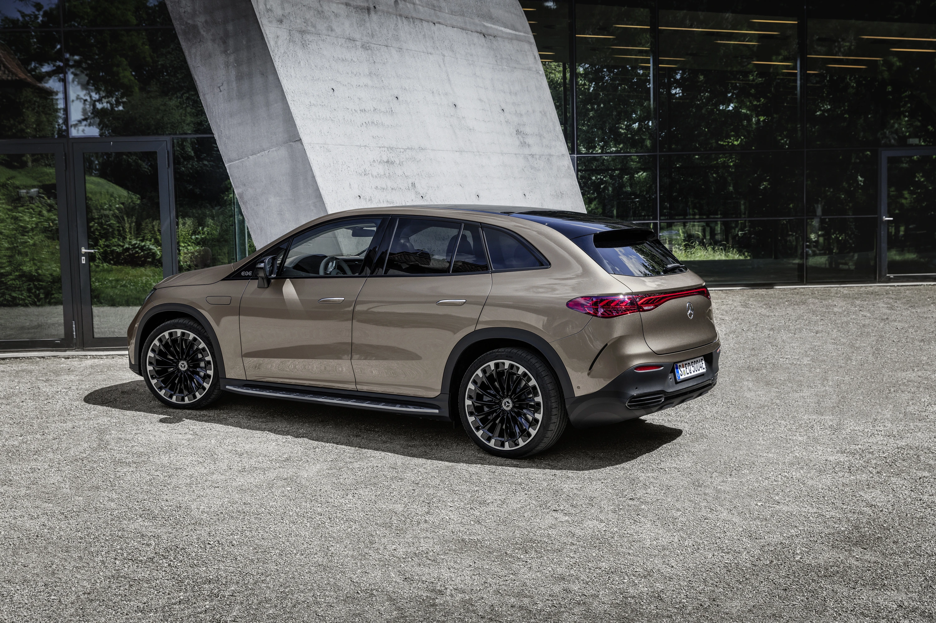 Mercedes-EQ EQE 350 4MATIC SUV exterior view
