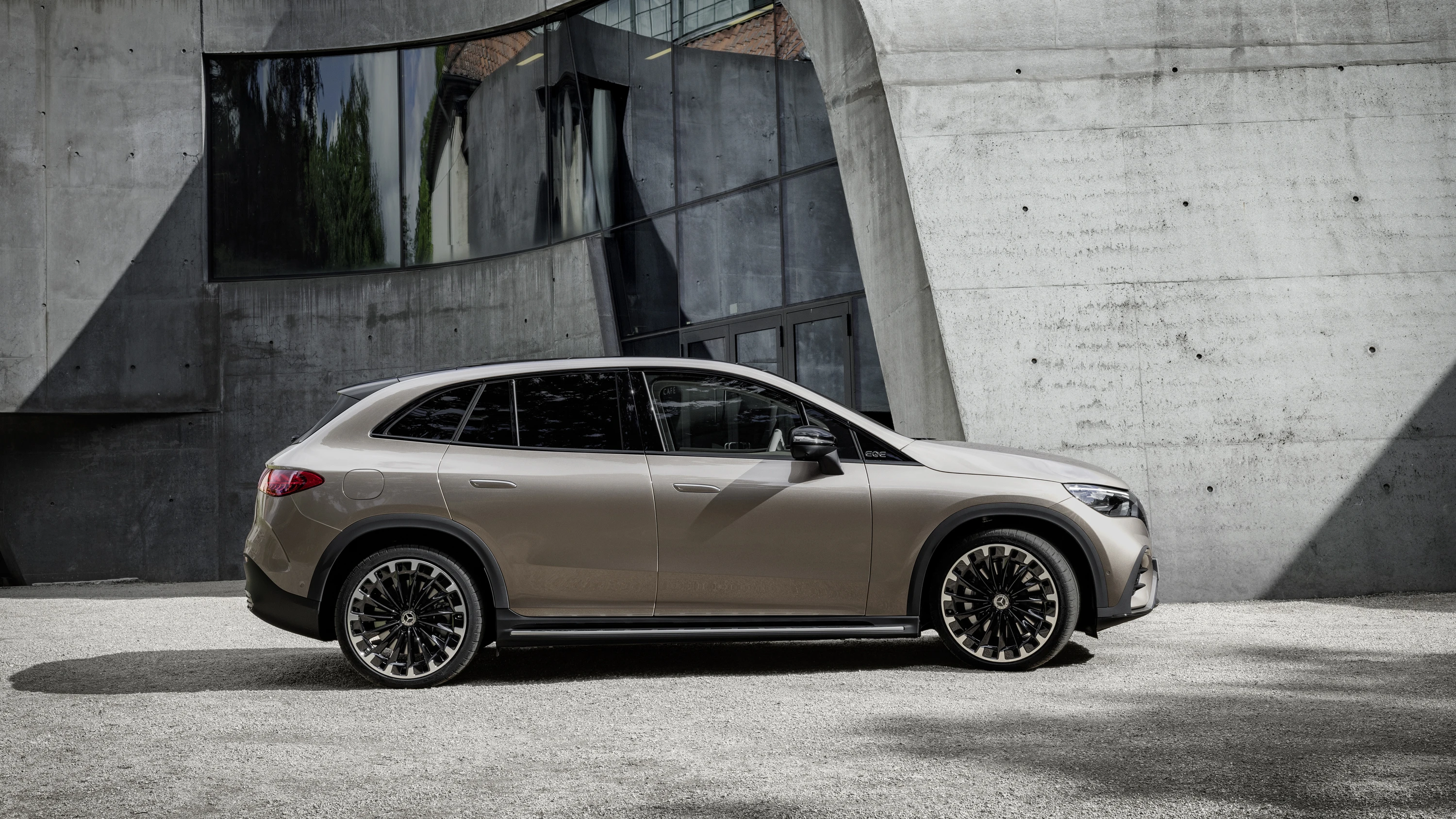 Mercedes-EQ EQE 350 4MATIC SUV exterior view