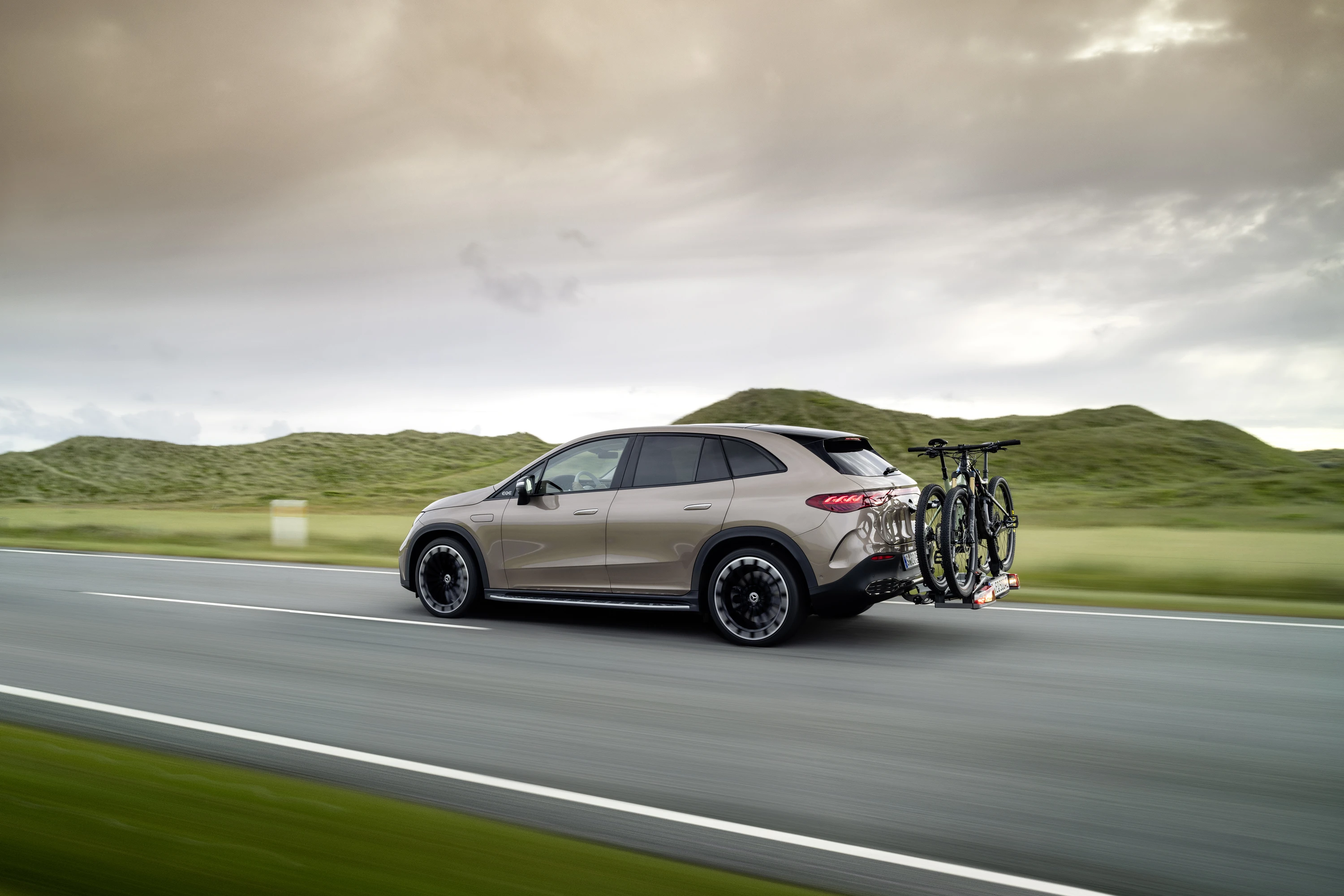 Mercedes-EQ EQE 350 4MATIC SUV transportation view