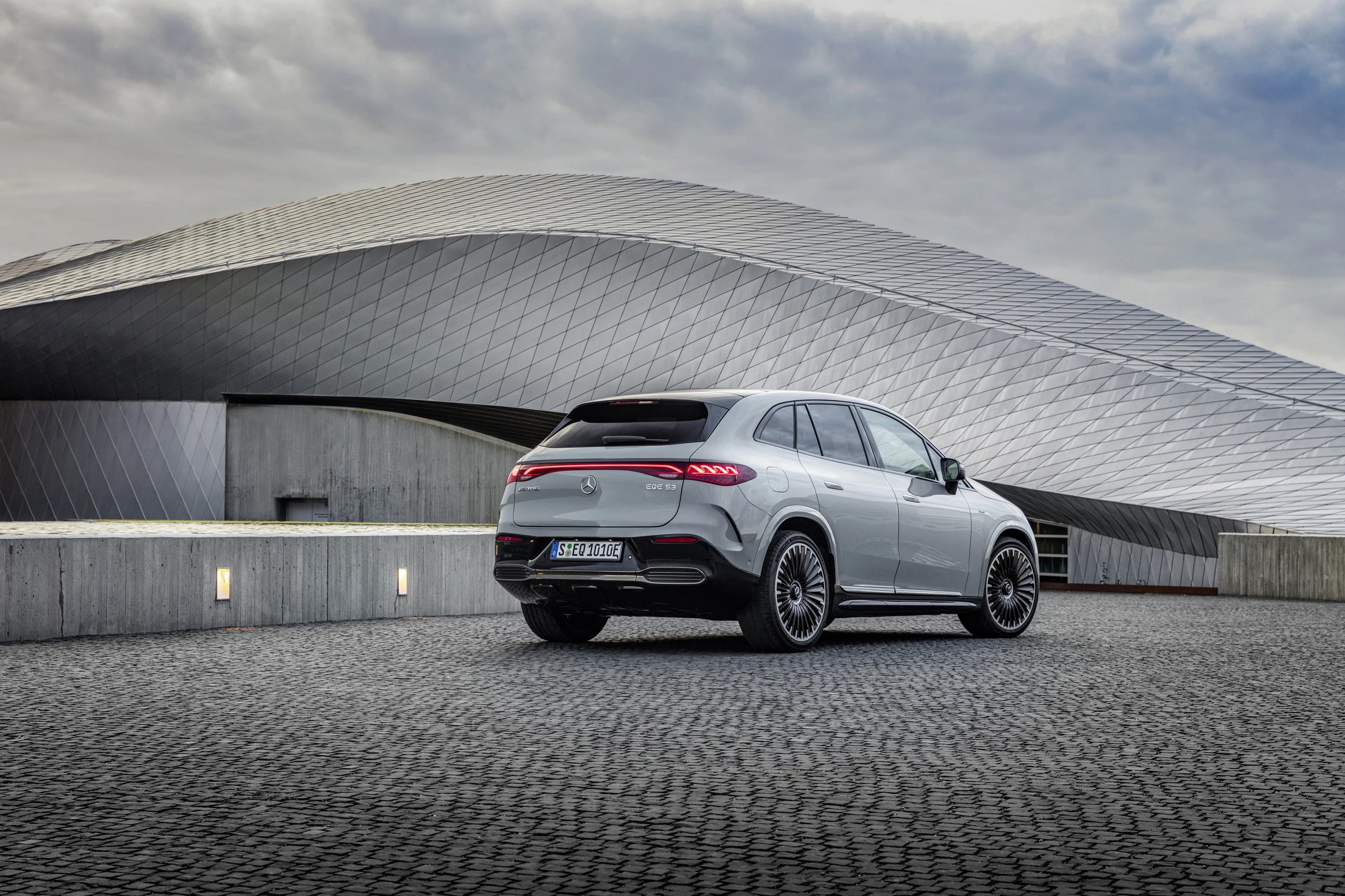 Mercedes-AMG EQE 43 4MATIC SUV exterior view