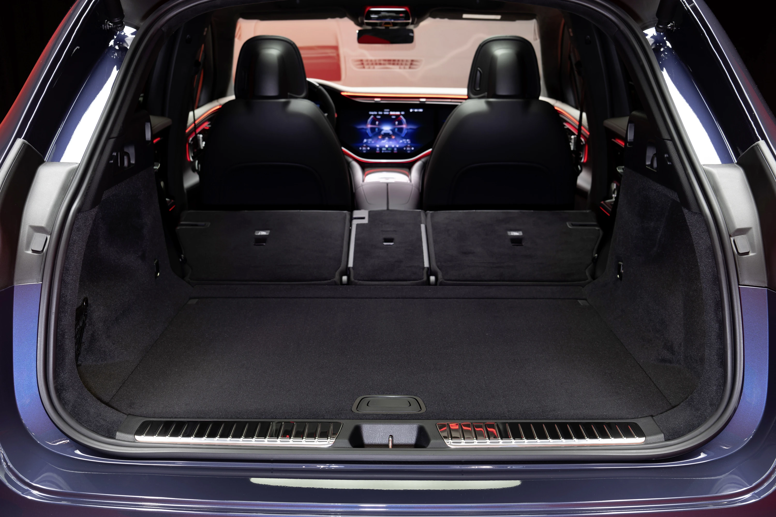 Mercedes-AMG EQE 43 4MATIC SUV trunk view