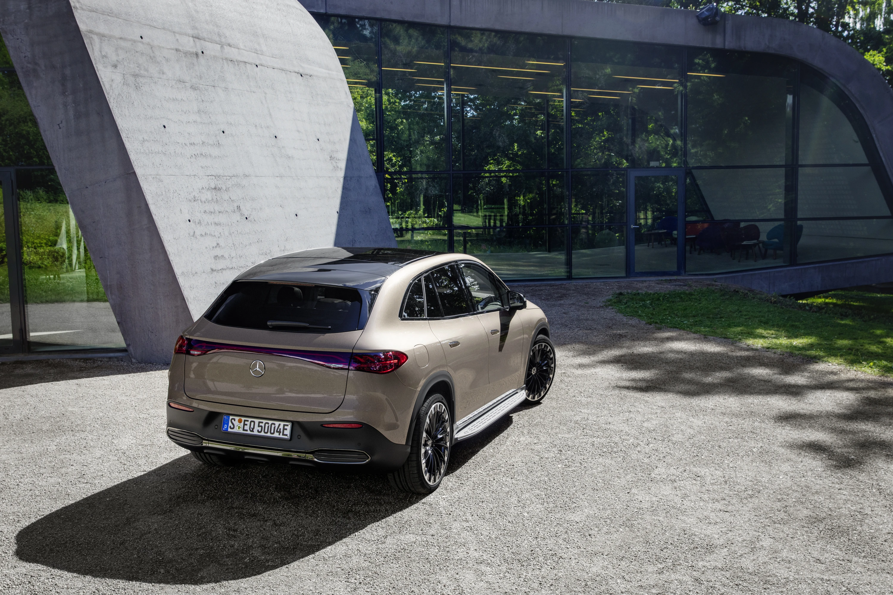 Mercedes-EQ EQE 500 4MATIC SUV exterior view