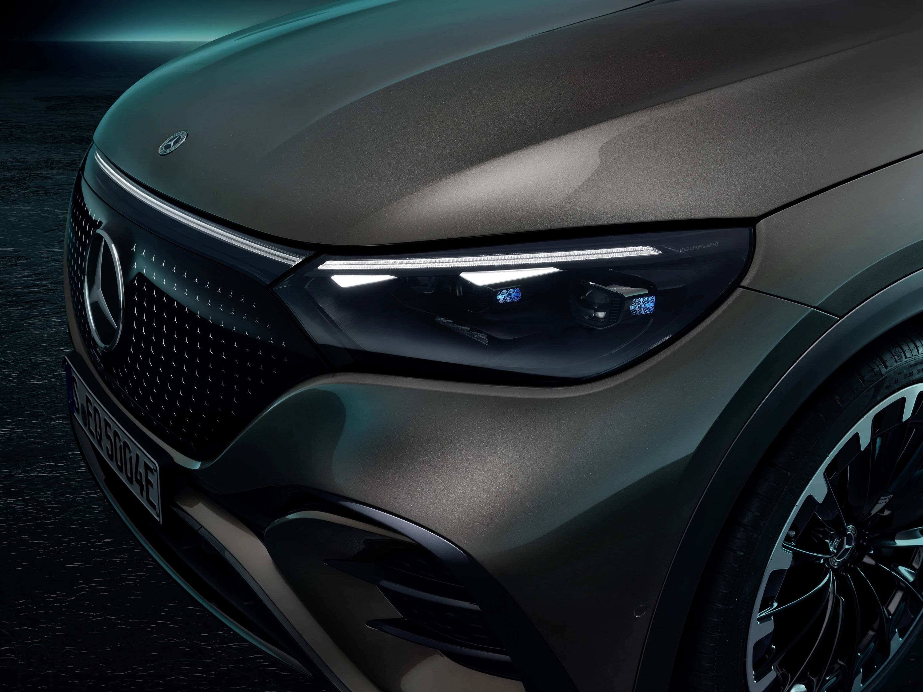 Mercedes-EQ EQE 500 4MATIC SUV headlights view