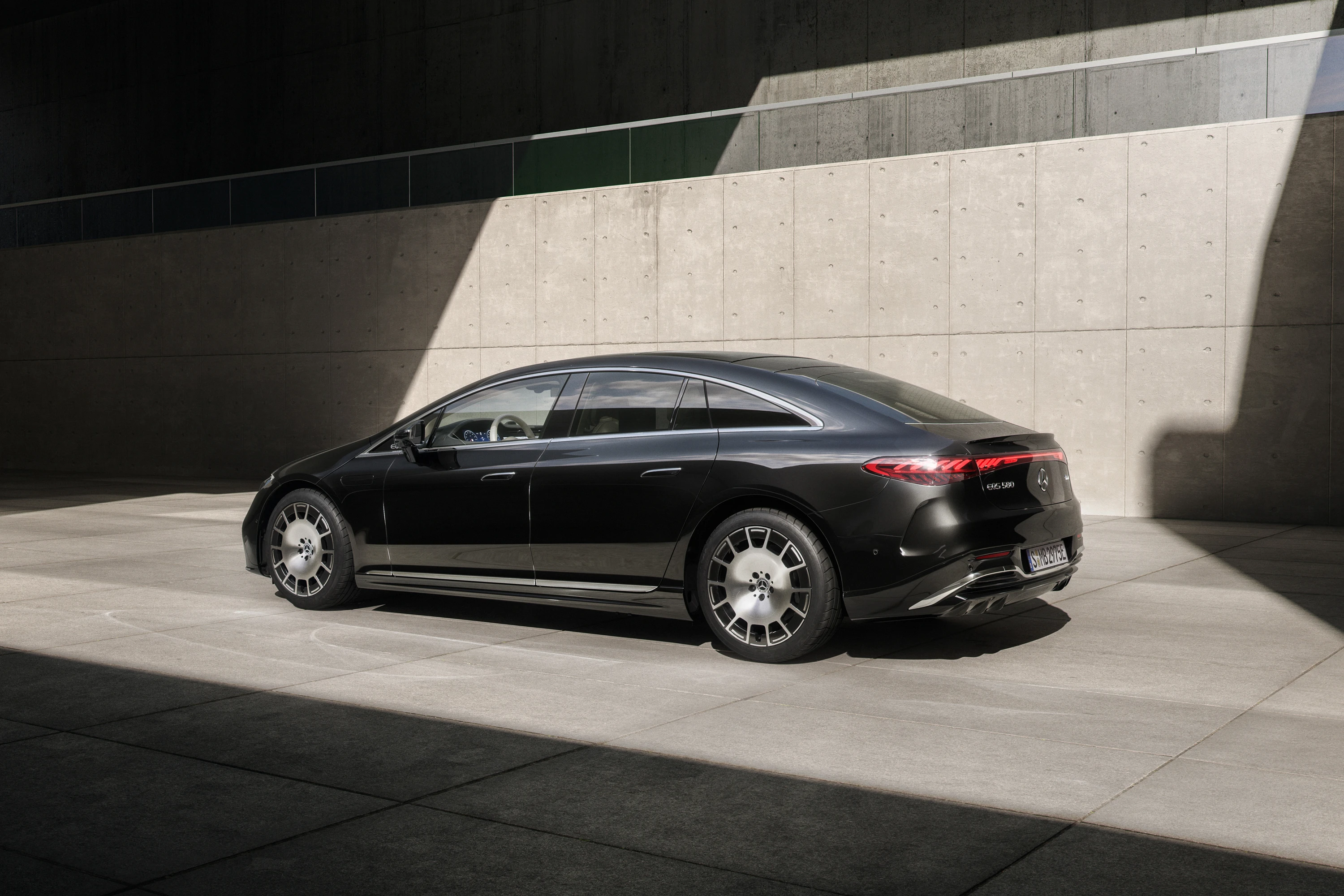 Mercedes EQS 400 exterior view