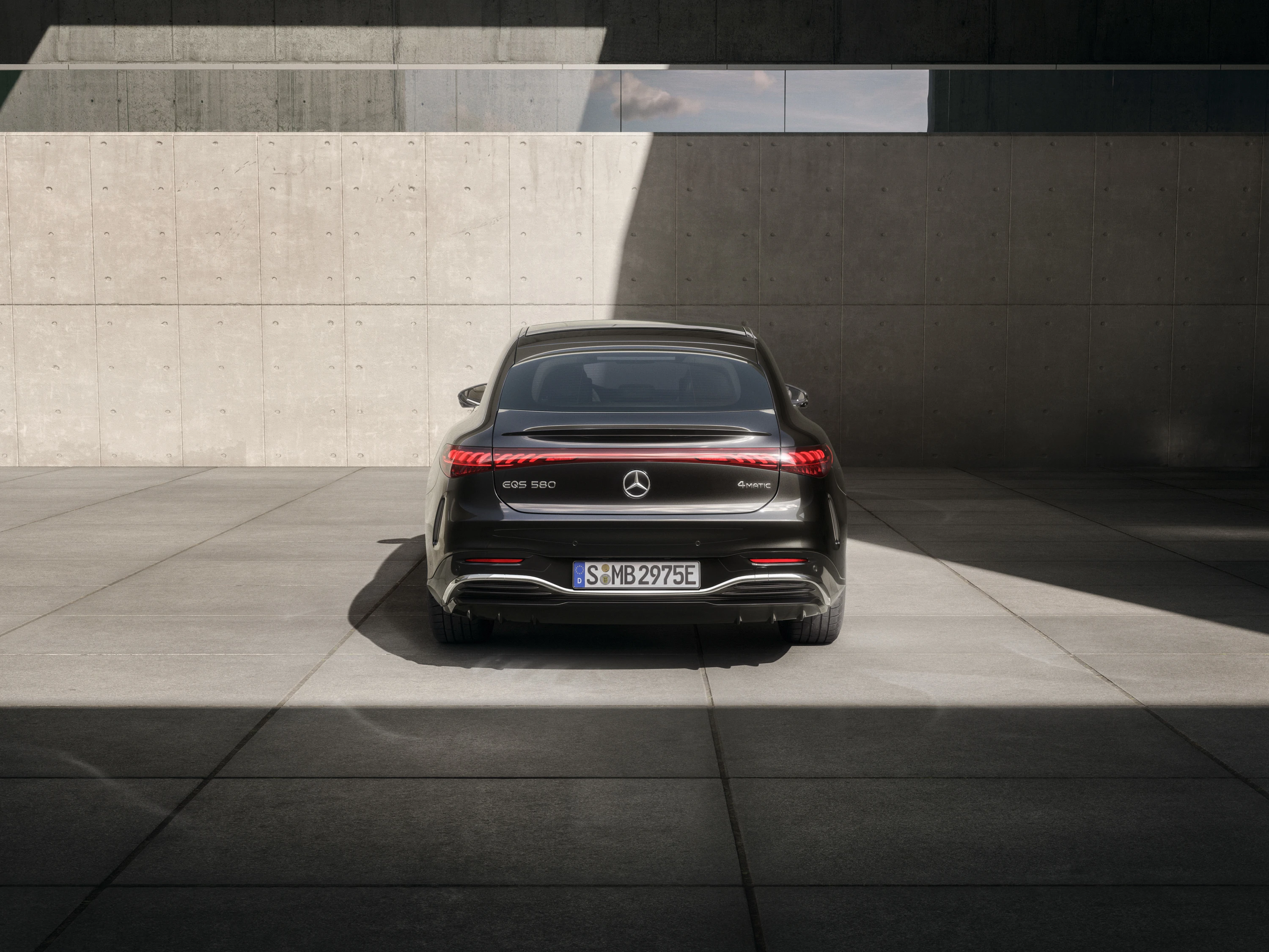 Mercedes EQS 400 exterior view