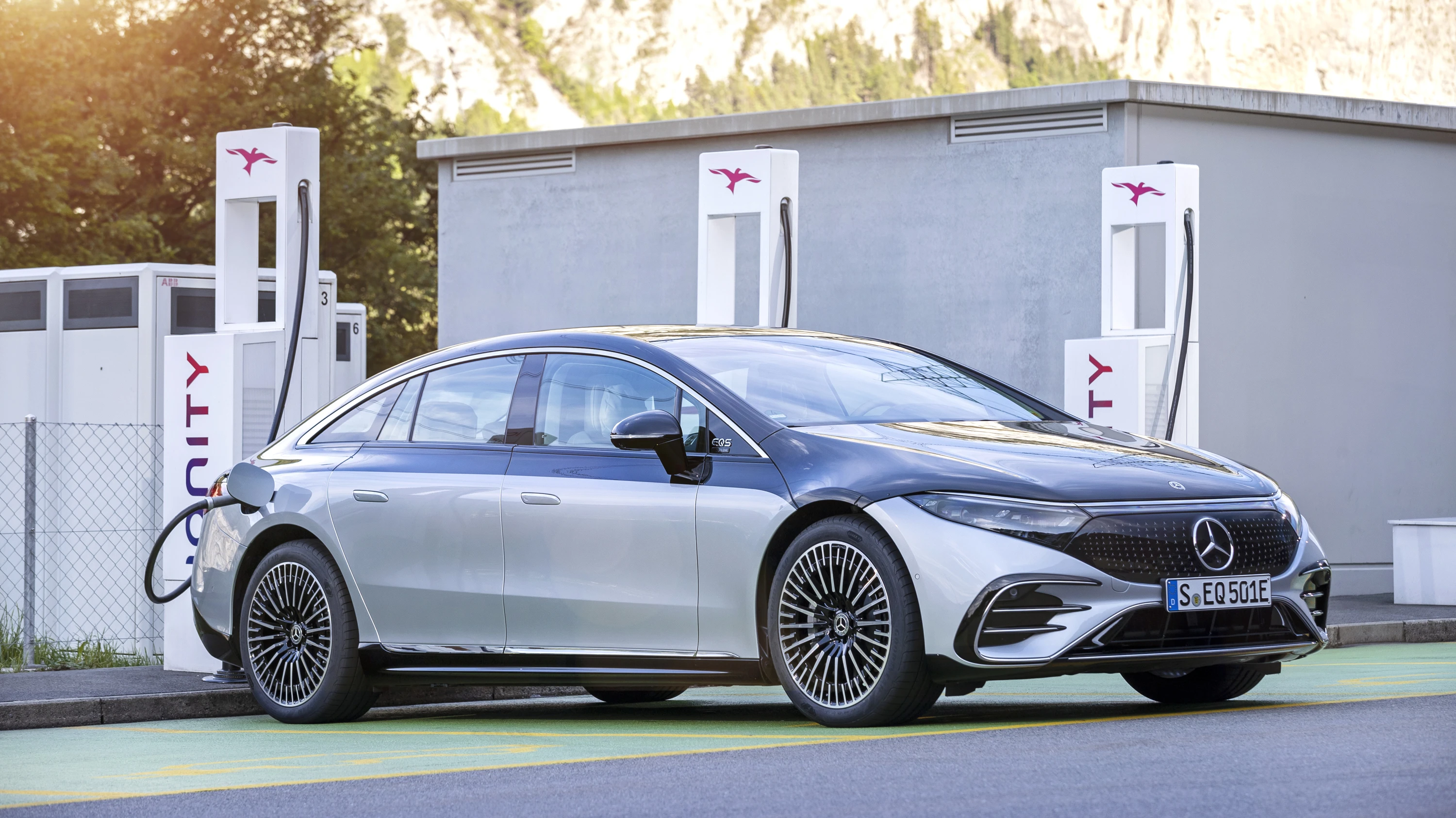 Mercedes-EQ EQS 450 4MATIC charging view