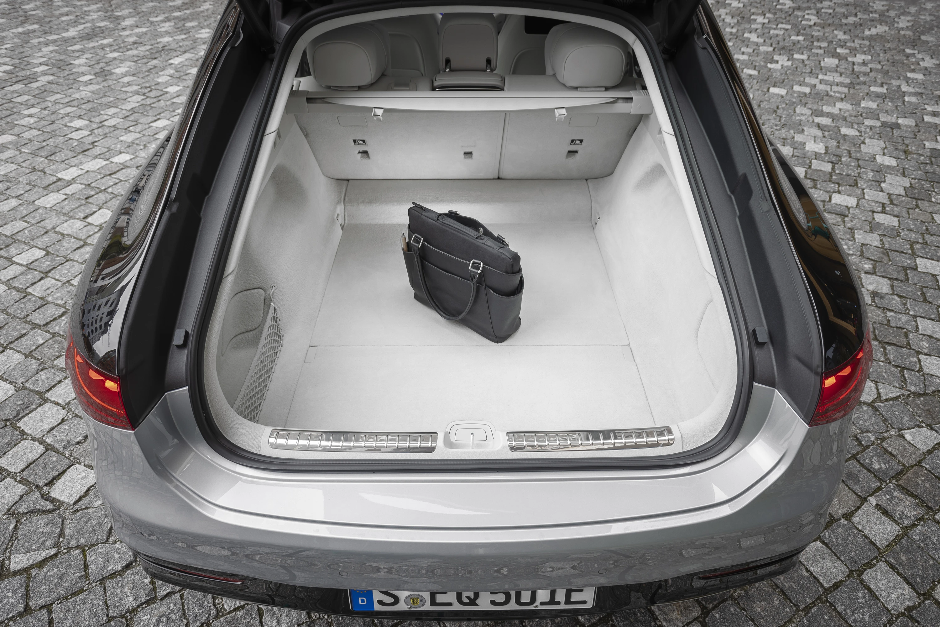 Mercedes-EQ EQS 450 4MATIC trunk view