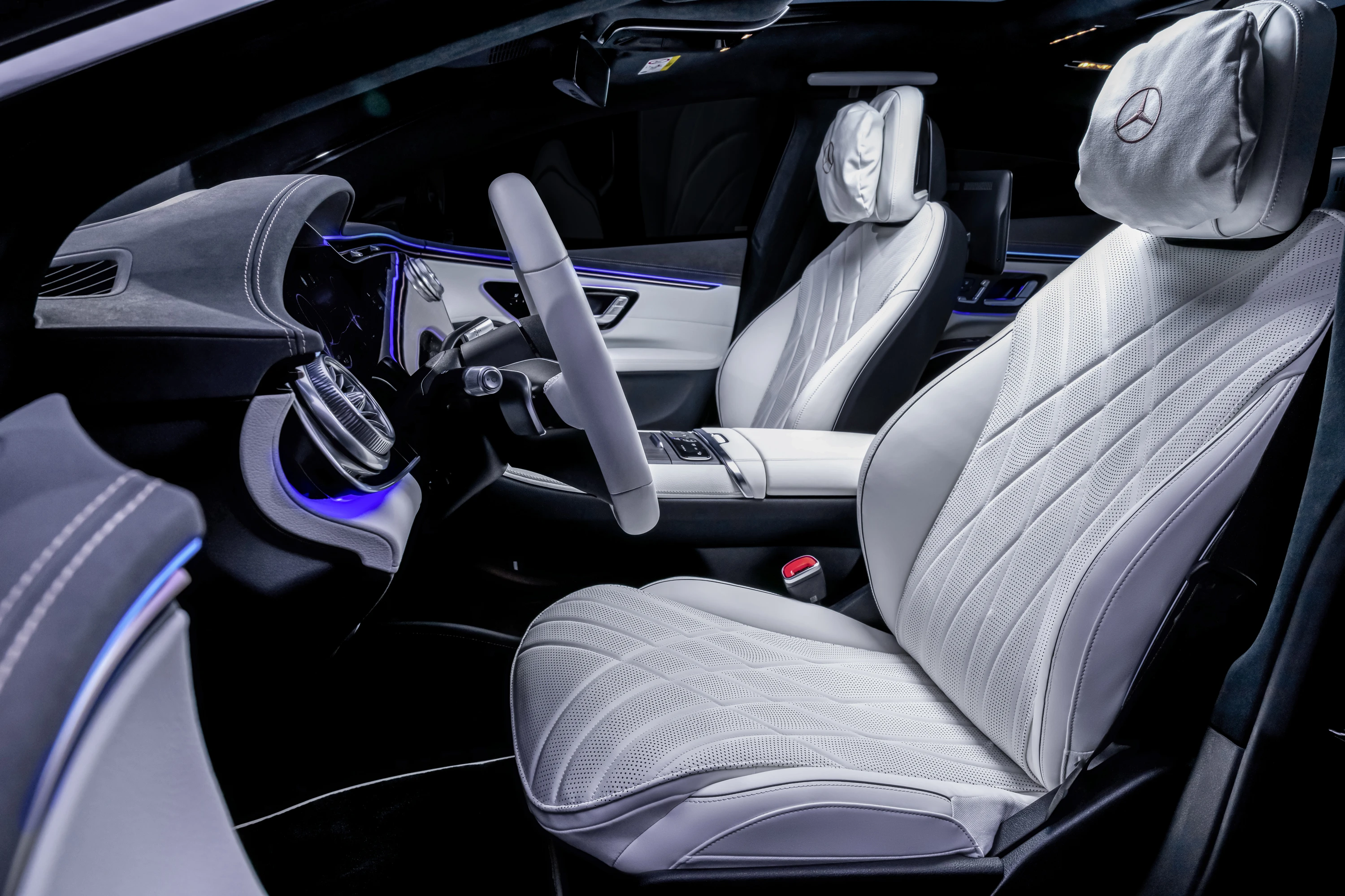 Mercedes-EQ EQS 450 4MATIC frontseats view