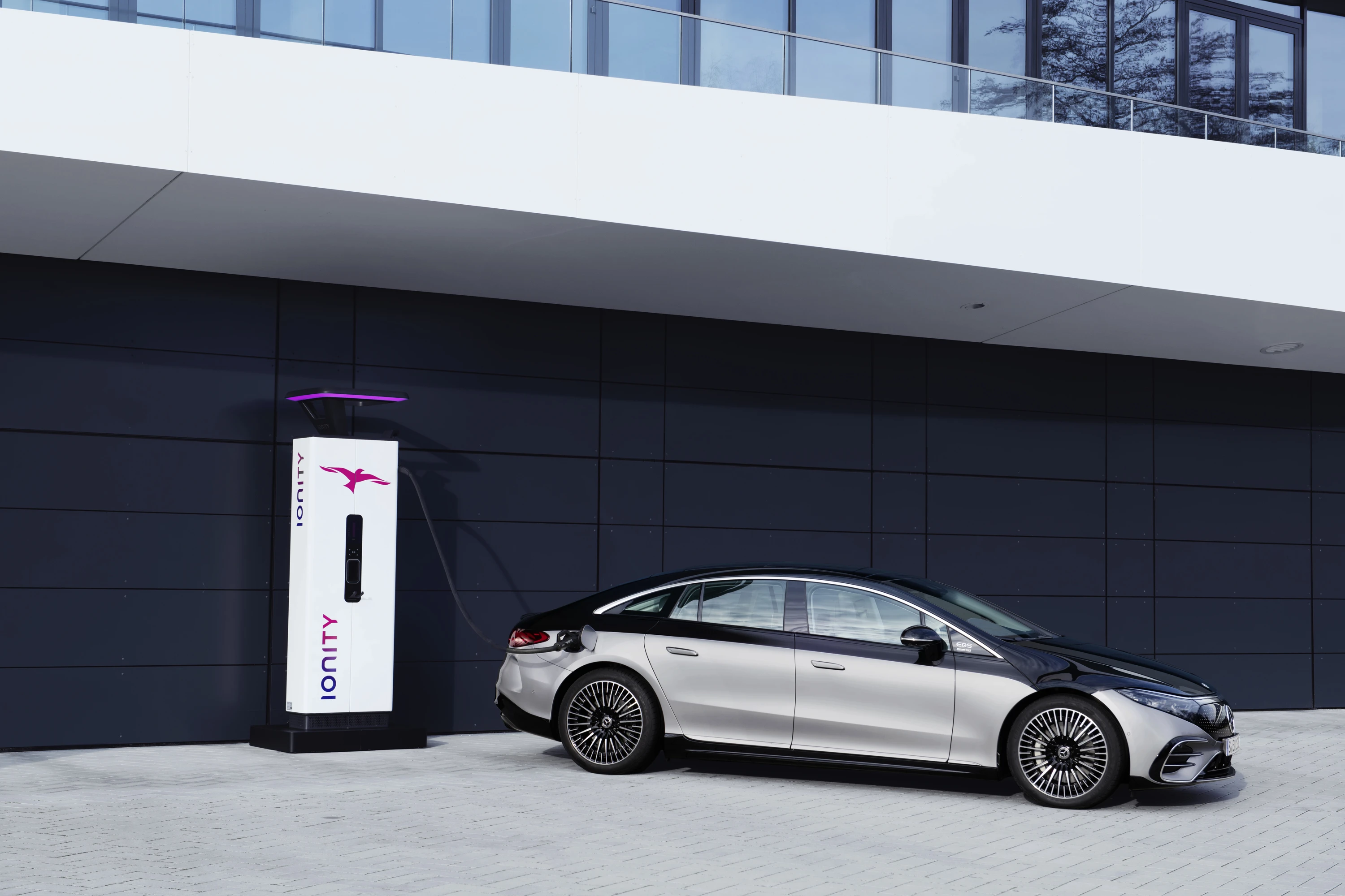 Mercedes-EQ EQS 450 4MATIC charging view
