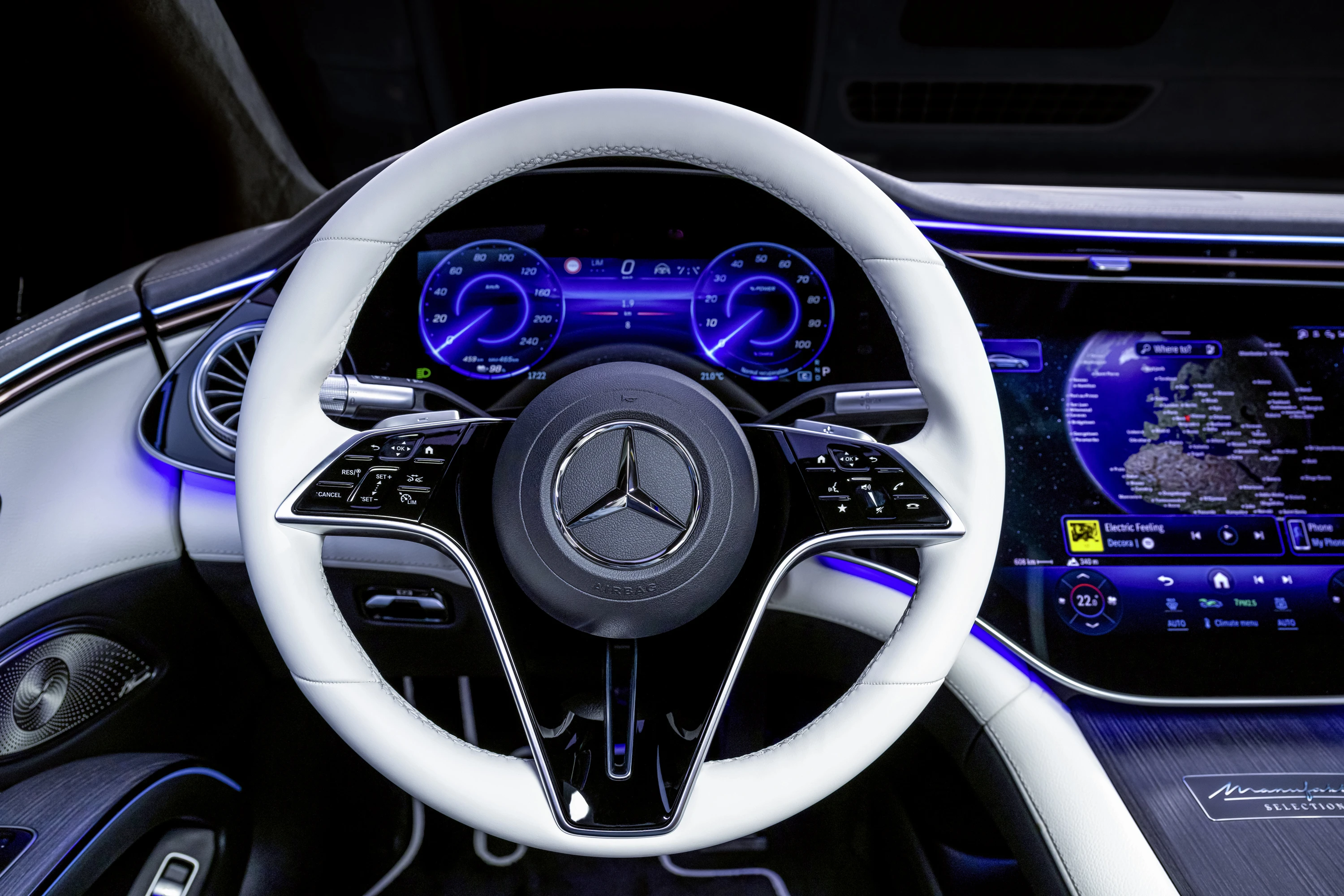 Mercedes-EQ EQS 450 4MATIC screens view