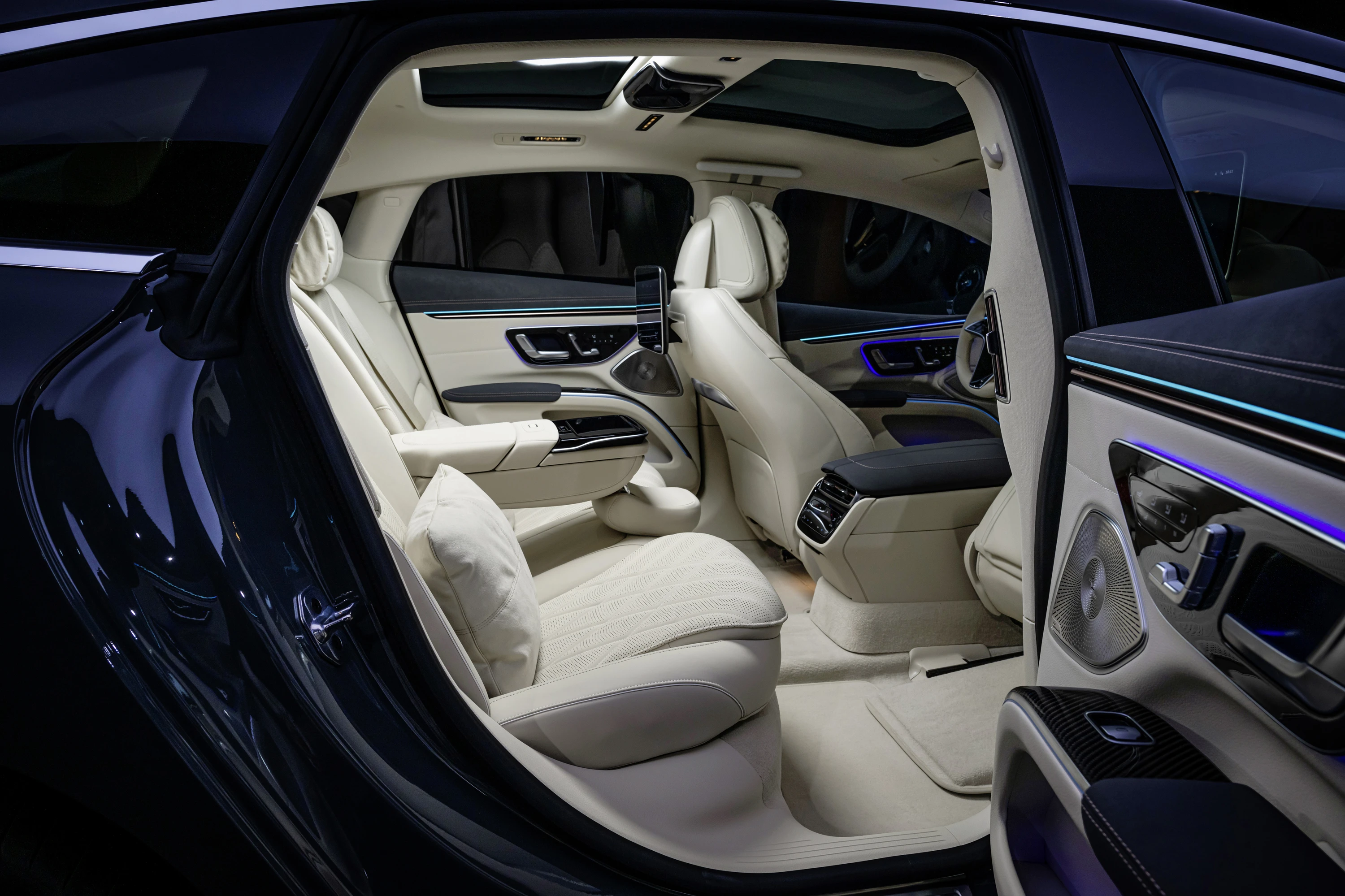 Mercedes-EQ EQS 450 4MATIC secondrowseats view